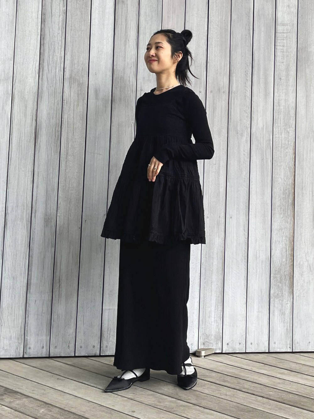 ブラック系のワンピース、ブラック系のワンピース、ブラック系のパンプスを着用したレディースの春コーディネートの2枚目の写真