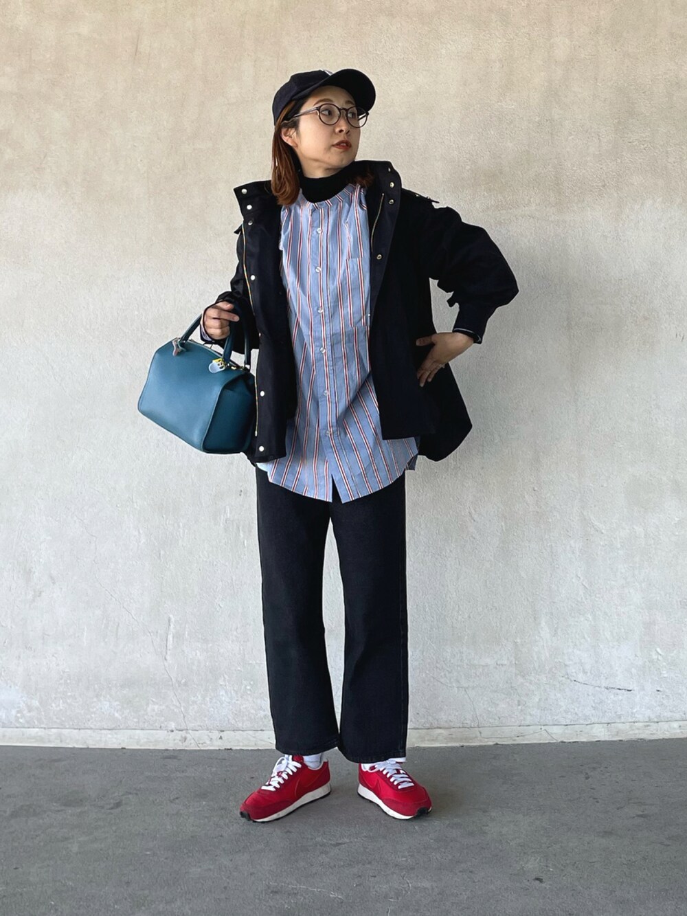 「interplay_tokyo、デニムパンツ、オーバーサイズシャツ、マウンテンパーカー、スニーカー、スニーカーコーデ、NIKE、メガネ女子、カジュアル、Emmataylor、styledoor、キャップ、オーバーサイズ」｜「Emma Taylorの【2022撥水防汚加工・花粉ガード】3WAYフレアーマウンテンパーカー（マウンテンパーカー、ブラック系）」を使った、yukariさん（レディース・168cm）の春コーディネートの5枚目の写真