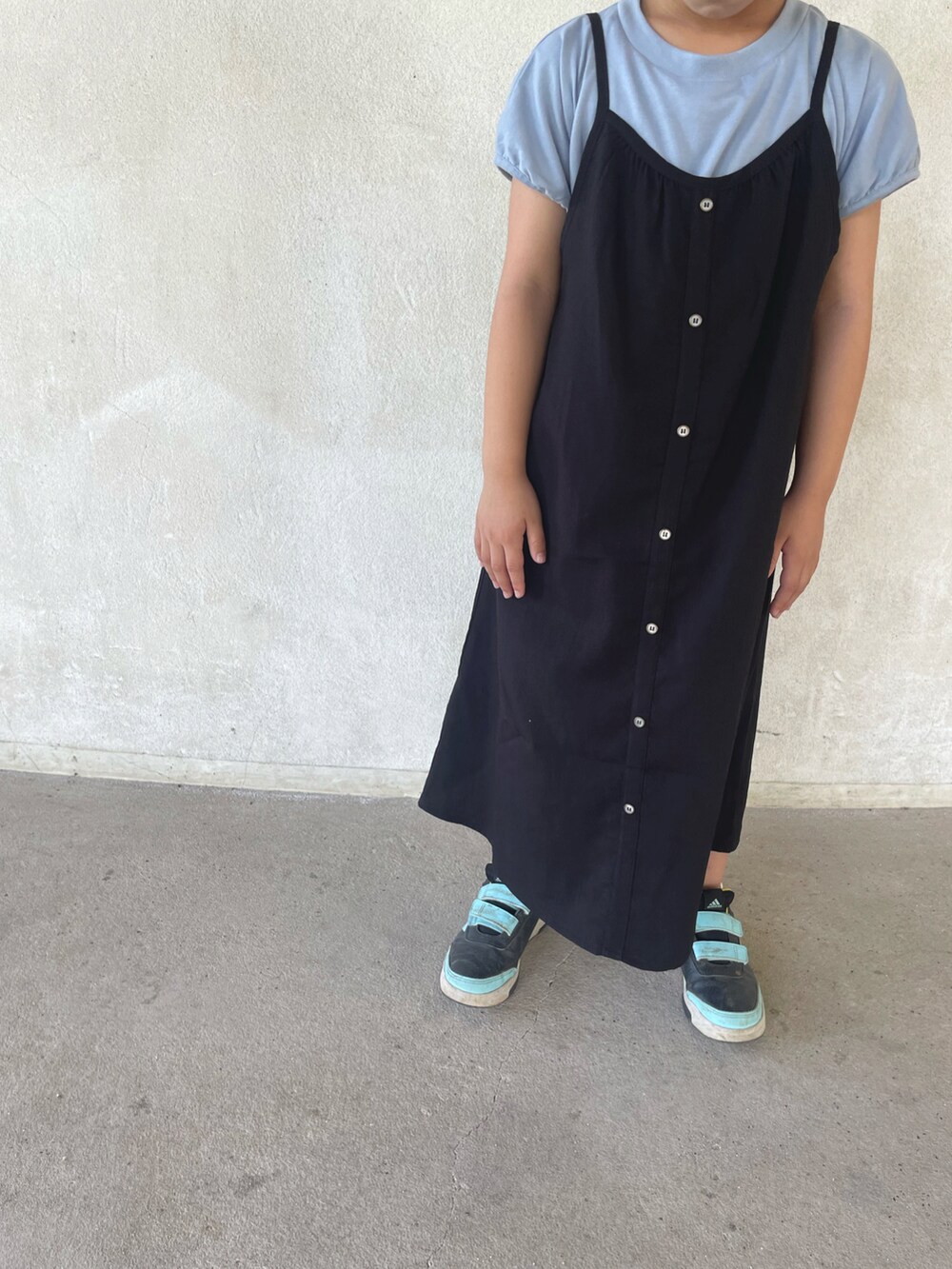 ブラック系のワンピースを着用したレディースの夏コーディネートの4枚目の写真