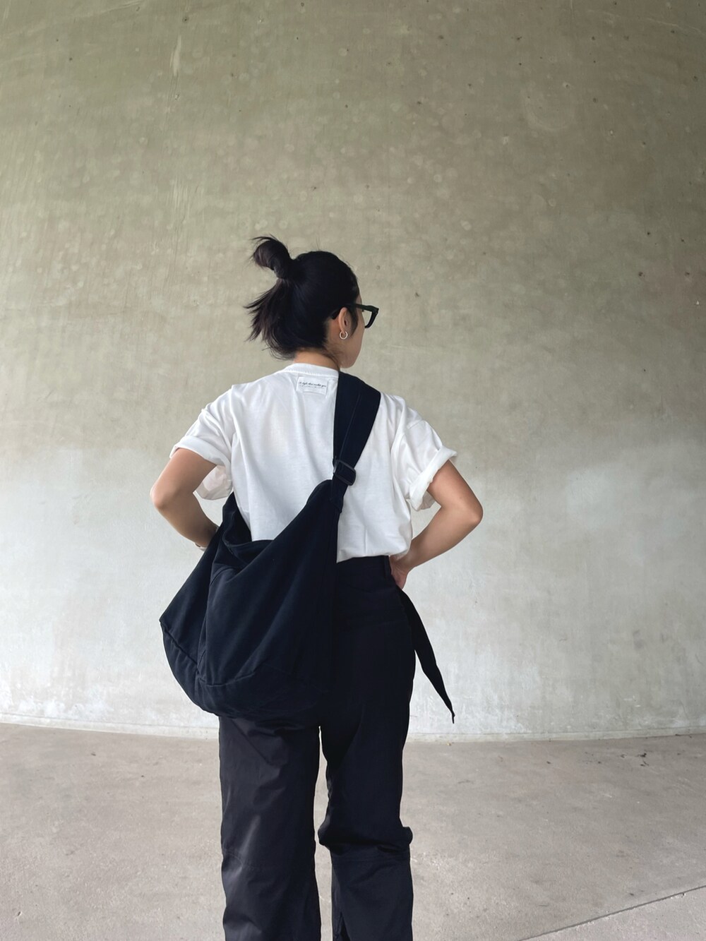 ホワイト系のTシャツ/カットソー、その他のカーゴパンツ、ブラック系のショルダーバッグを着用したレディースの夏コーディネートの3枚目の写真