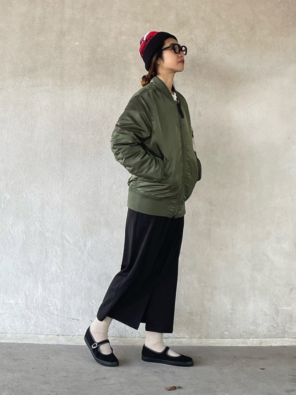 「MA-1、ニット帽、冬コーデ、メガネ女子、カジュアルコーデ、カーキ、alpha、alpha_industries_japan、alpha_industries、AMERICAN NEEDLE」｜「ALPHAのMA-1 CORE TALL(トールモデル)（MA-1、グリーン系）」を使った、yukariさん（レディース・168cm）の冬コーディネートの5枚目の写真
