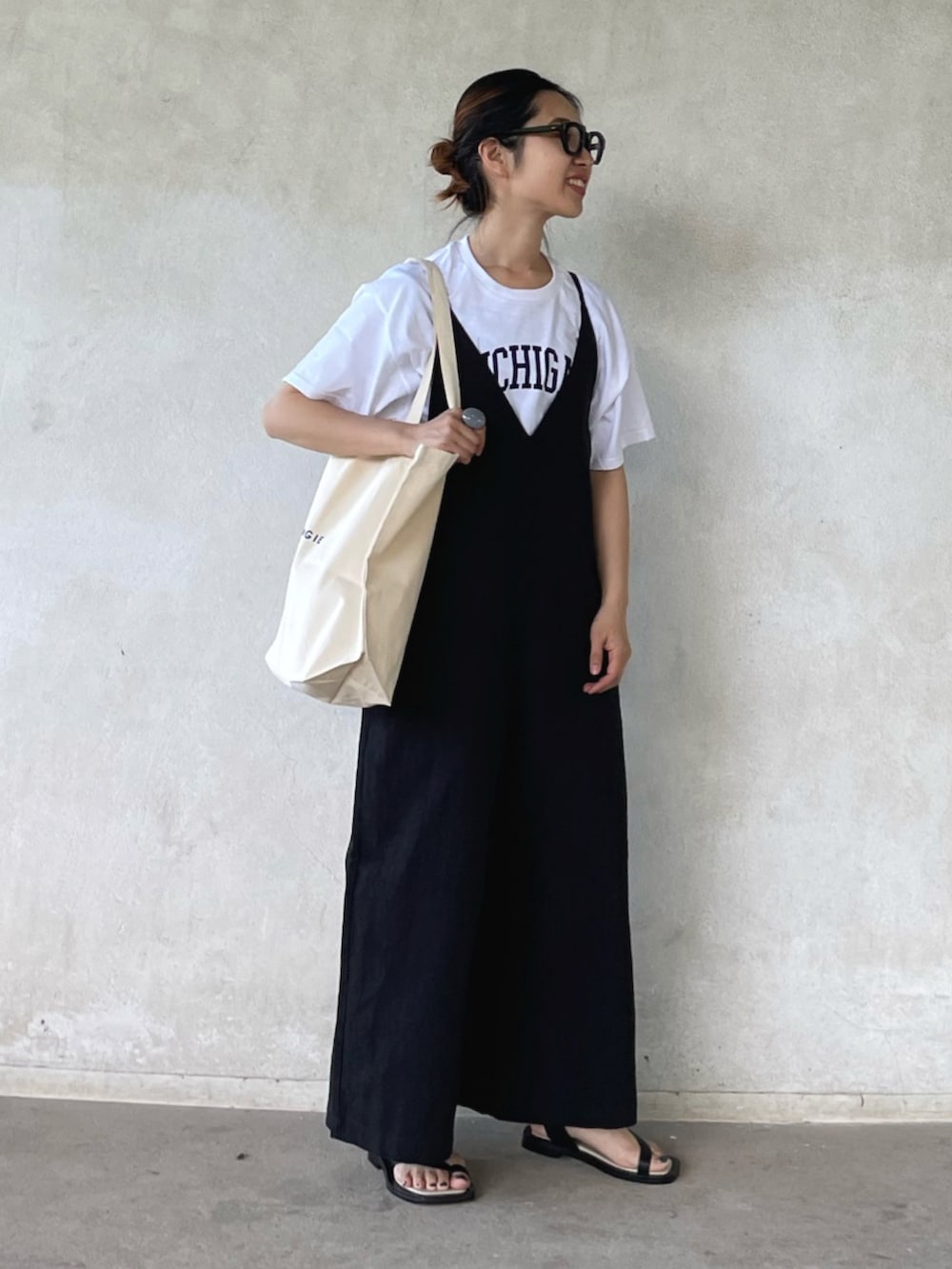 「トートバッグ、ロゴT、白Tシャツ、サロペット、キャップ、モノトーン、休日スタイル、メガネ女子、シンプル、ロゴトート、angie_vintage、ANGIE、FORK&SPOON、大人カジュアル」｜「ANGIEのGILDANカレッジロゴオーバーサイズTシャツ（半袖）（Tシャツ/カットソー、ホワイト系）」を使った、yukariさん（レディース・168cm）の春コーディネートの5枚目の写真