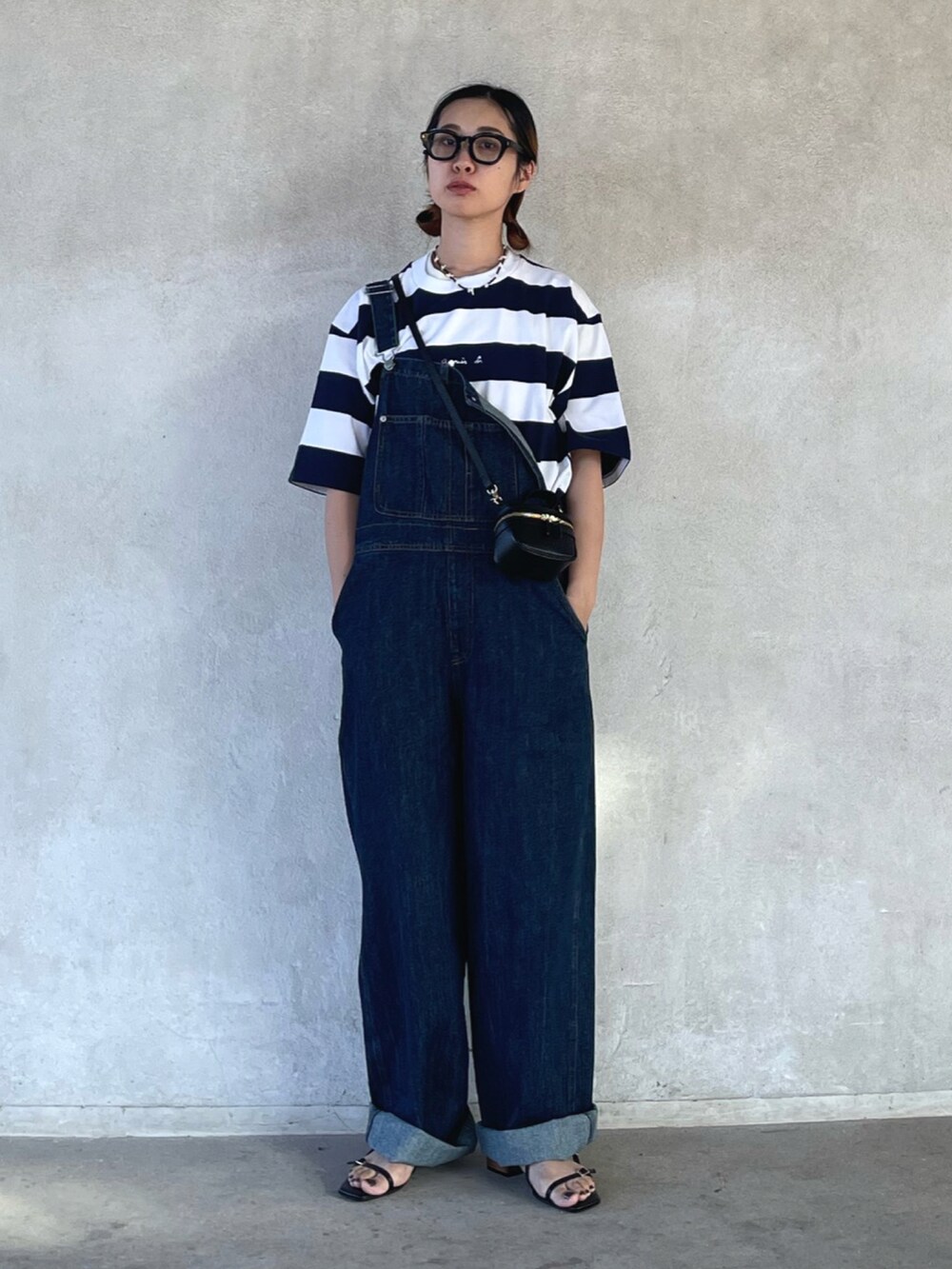 ブルー系のTシャツ/カットソー、ブルー系のサロペット/オーバーオール、ブラック系のサンダルを着用したレディースの夏コーディネートの5枚目の写真