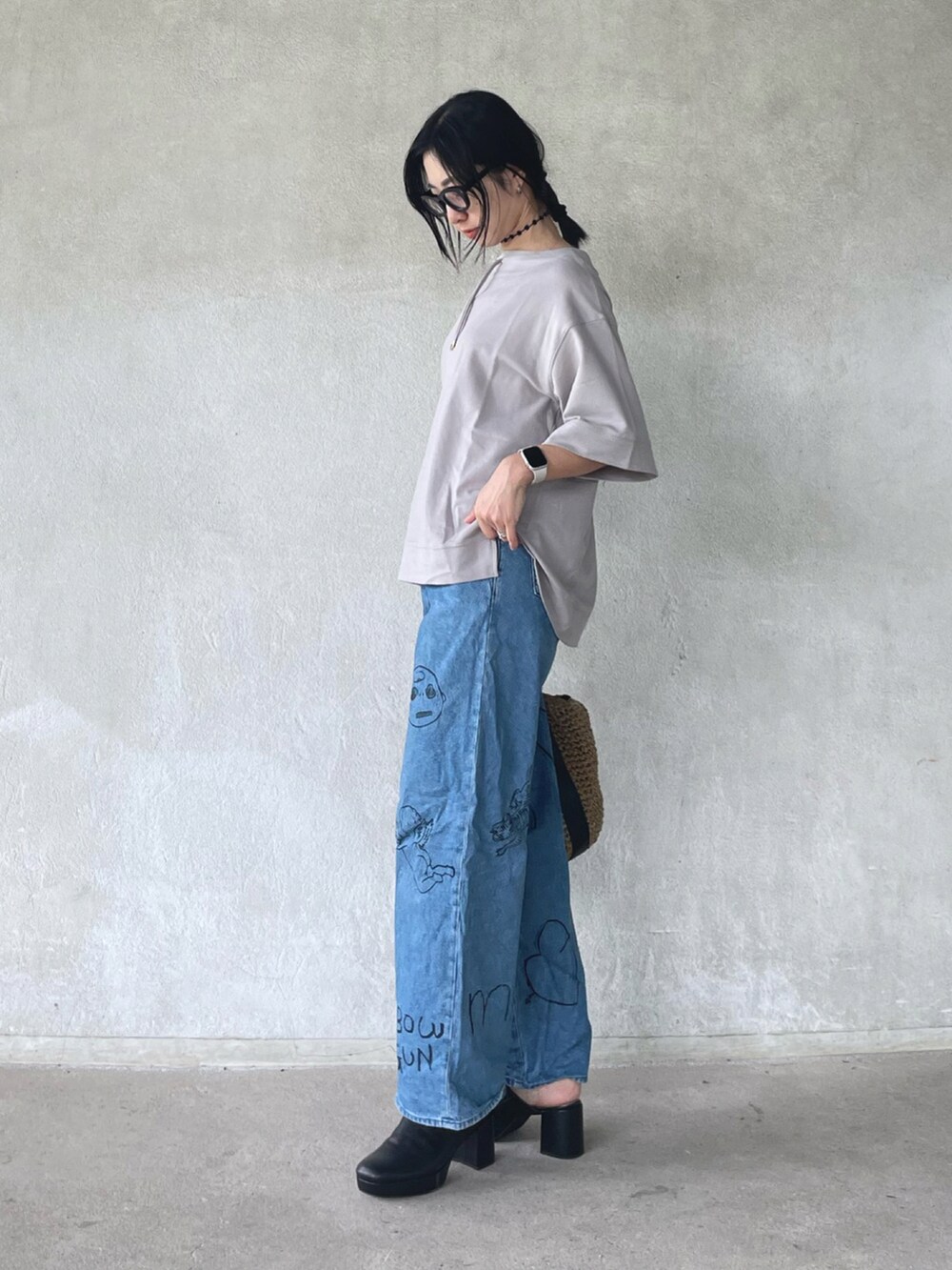 グレー系のTシャツ/カットソー、ブラック系のショルダーバッグ、ブルー系のデニムパンツを着用したレディースの夏コーディネートの3枚目の写真