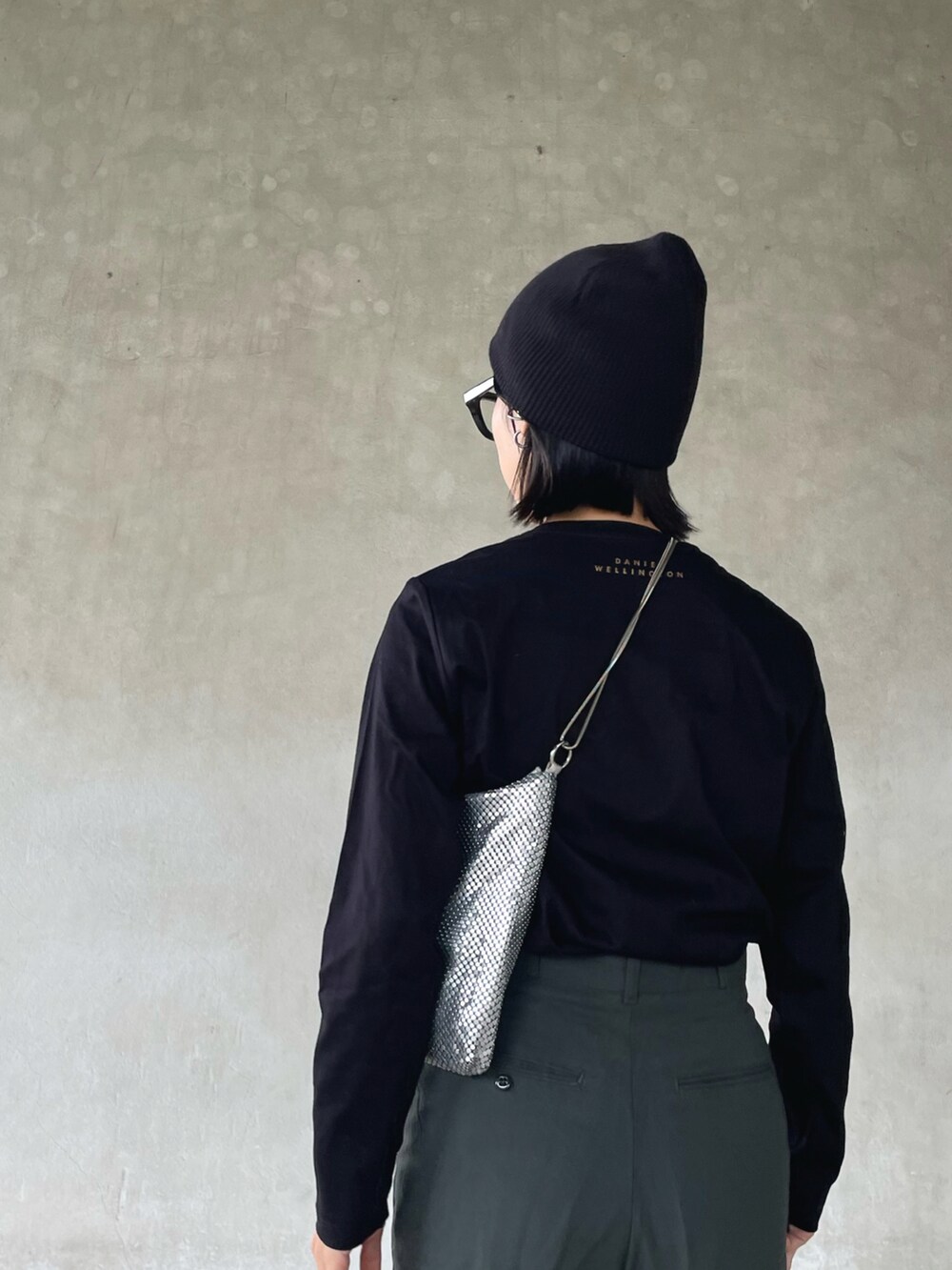 「ファッションを楽しもう、お出かけコーデ、今日のコスメと服、シンプルコーデ、ニット帽、ロゴT、古着MIX、メガネ女子、シルバー、ラインパンツ、休日スタイル、秋コーデ、Daniel Wellington、PR」|「Daniel Wellingtonのストレッチ コットンクルーネック ロングスリーブTシャツ(Tシャツ/カットソー、ブラック系)」を使った、yukariさん(レディース・168cm)の秋コーディネートの4枚目の写真