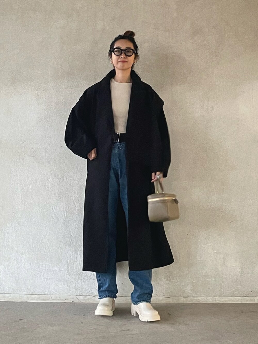 「秋冬コーデ、ロングコート、シンプルコーデ、シンプル、メガネ女子、notch.、デニム、オーバーサイズ、冬アウター、ブーツ、厚底ブーツ、チェルシーブーツ、サイドゴアブーツ」｜「notch.のアシメケープタイロッケンコート（その他アウター、ブラック系）」を使った、yukariさん（レディース・168cm）の秋コーディネートの2枚目の写真