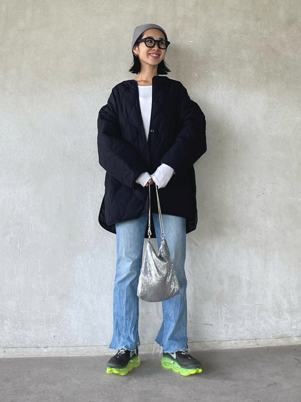 「PR、riberry、riberry_snap、キルティング、キルティングジャケット、ニット帽、メガネ女子、デニム、厚底シューズ、シンプルコーデ、アウター、NIKE、ファッションを楽しもう」|「Riberryのドロストキルティングショートコート(ノーカラーコート、ブラック系)」を使った、yukariさん(レディース・168cm)の秋コーディネートの3枚目の写真