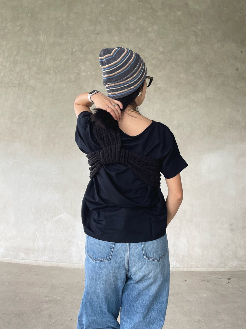 ブルー系のTシャツ/カットソー、ブラック系のその他トップス、グレー系のニットキャップ/ビーニーを着用したレディースの夏コーディネートの5枚目の写真