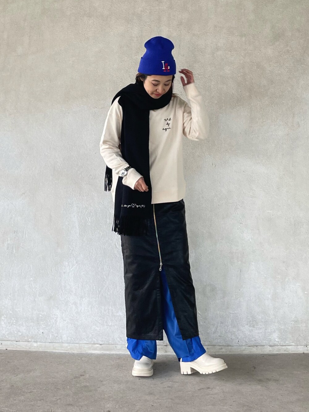 「マフラー、アニエスベー、agnesb、モノトーン、レイヤードスタイル、フルボデザイン、Furbodesign、ロゴスウェット、ニット帽、機械式時計、アナログ時計、americanneedle」|「To b. by agnes b.のWT35 PULLOVER スリーレイヤードロゴプルオーバー(スウェット、ホワイト系)」を使った、yukariさん(レディース・168cm)の冬コーディネートの5枚目の写真