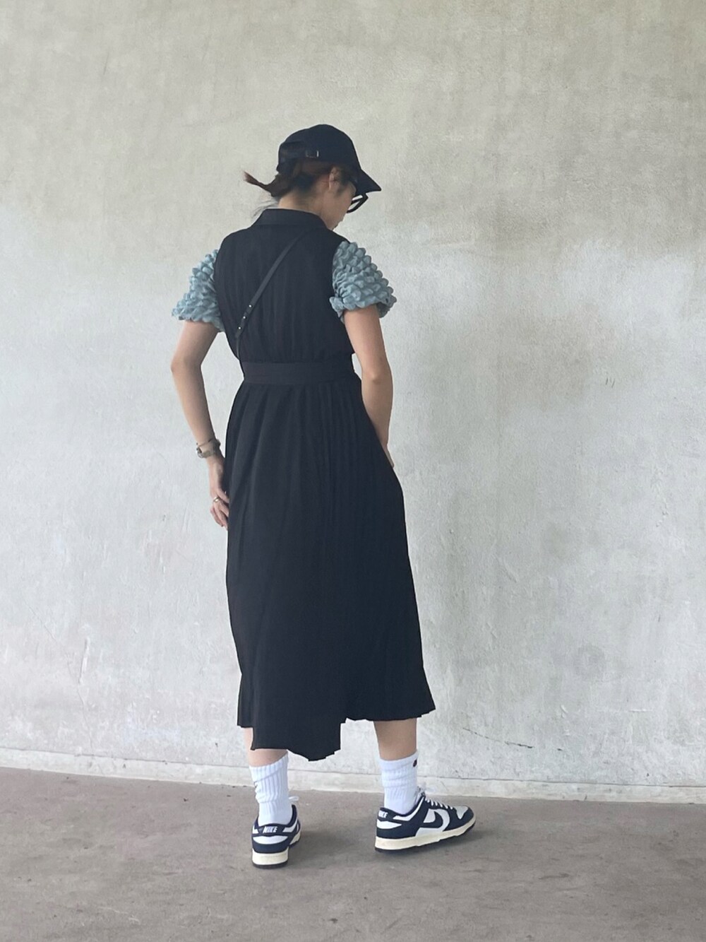 「レイヤードスタイル、ロングワンピース、キャップ、スニーカー、NIKE、dunk、ダンク、メガネ女子、夏コーデ、ミニバッグ、スクエアバッグ、カジュアル、プチプラ、AMERICAN NEEDLE」|「CORNERSのmii ×CORNERSコラボ ボリュームスリーブポップコーントップス(Tシャツ/カットソー、ブルー系)」を使った、yukariさん(レディース・168cm)の夏コーディネートの3枚目の写真