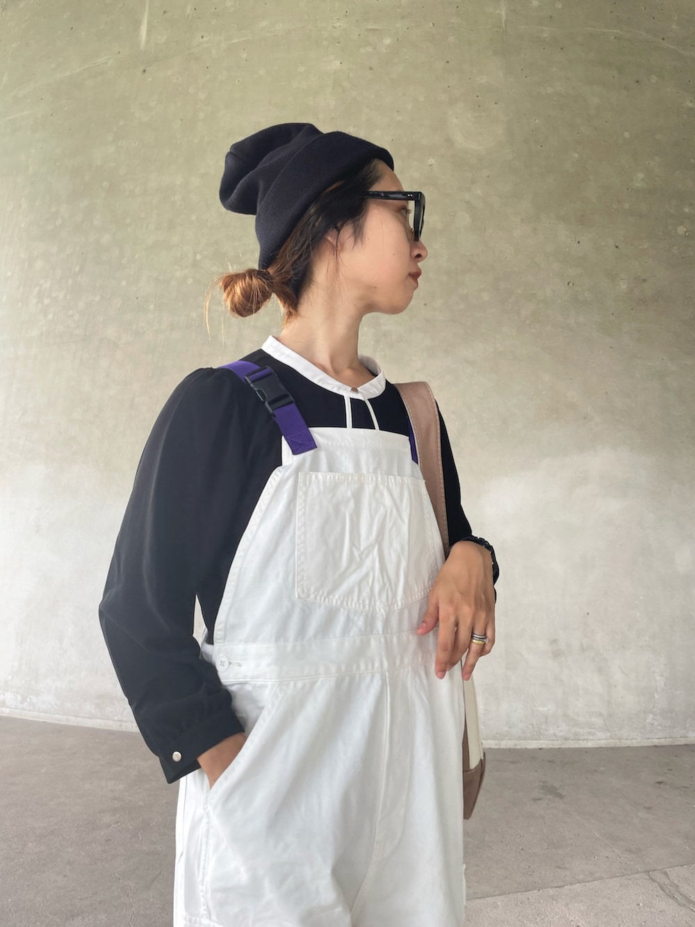「オーバーオール、大人カジュアル、秋服準備はじめました、モノトーン、モノトーンコーデ、めがね、メガネ女子、ニット帽、トートバッグ、エドウィン、EDWIN、edwinjapan」｜「EDWINの【WEB限定】STEP MARK バルーンオーバーオール サロペット ビブ カーゴ（サロペット/オーバーオール、ホワイト系）」を使った、yukariさん（レディース・168cm）の夏コーディネートの4枚目の写真