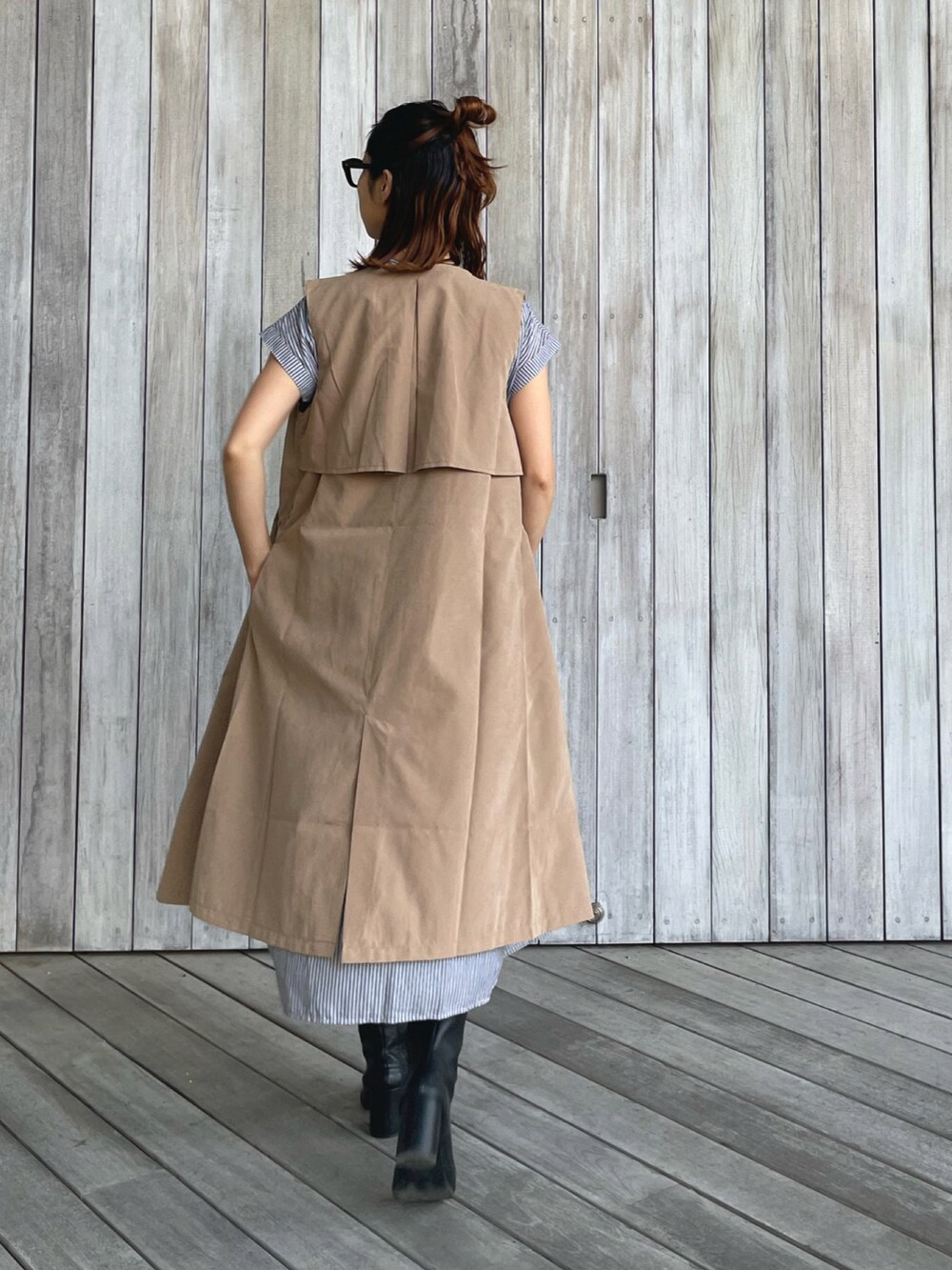 「ジレ、ロングワンピース、レイヤードスタイル、シャツワンピ、ショートブーツ、春夏コーデ、ミニバッグ、chiiiibag、大人カジュアル、メガネ女子、きれいめカジュアル、ロングベスト、ロングジレ」｜「UR Lab.の『UR TECH Smart Linen Touch』ウエストタックフレンチワンピース（ワンピース、ブラック系）」を使った、yukariさん（レディース・168cm）の春コーディネートの2枚目の写真