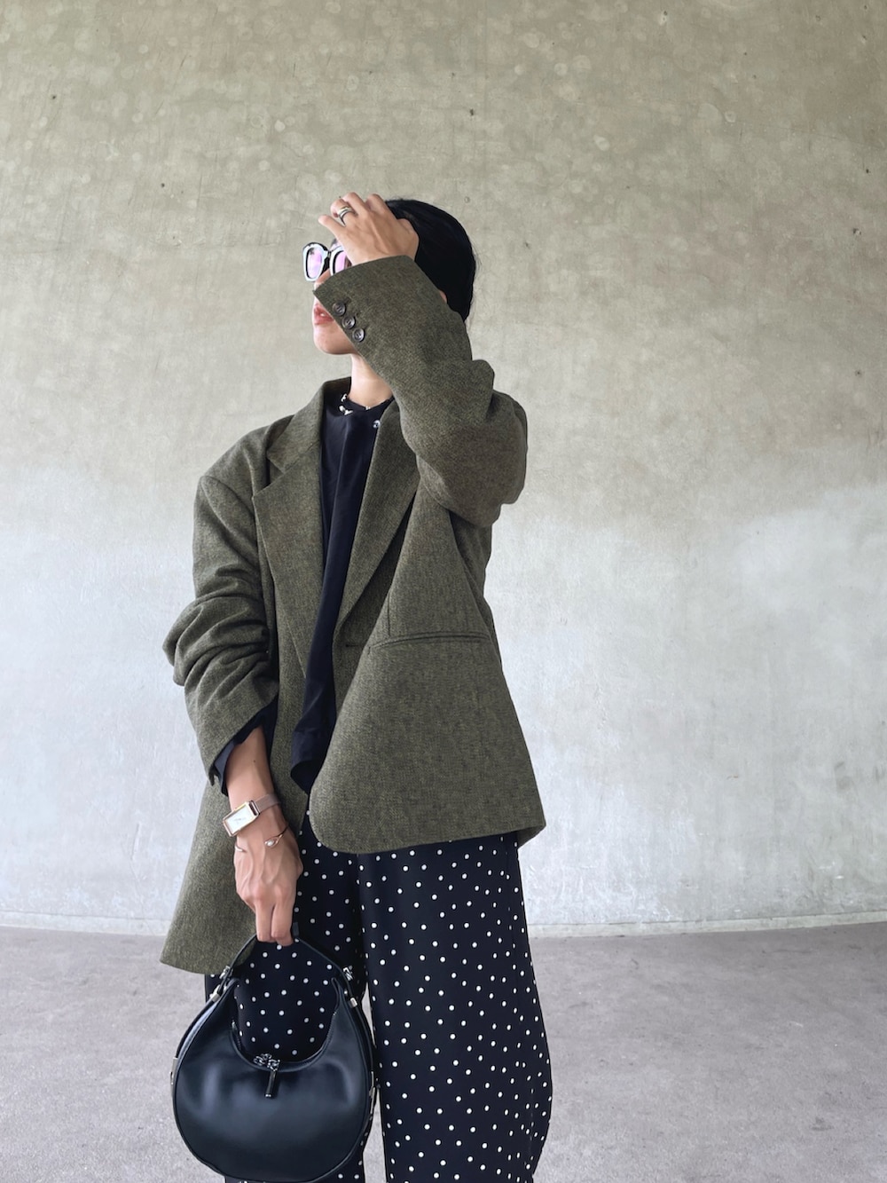 「riberry、riberry_snap、テーラードジャケット、秋コーデ、きれいめカジュアル、大人カジュアル、ミニバッグ、SKAGEN、myskagen、BLACKBYMOUSSY、BLACKBYMOUSSYPR、blkby、オーバーサイズ、オフィスカジュアル」|「BLACK BY MOUSSYのover size jacket(オーバーサイズジャケット)(テーラードジャケット、グリーン系)」を使った、yukariさん(レディース・168cm)の秋コーディネートの4枚目の写真