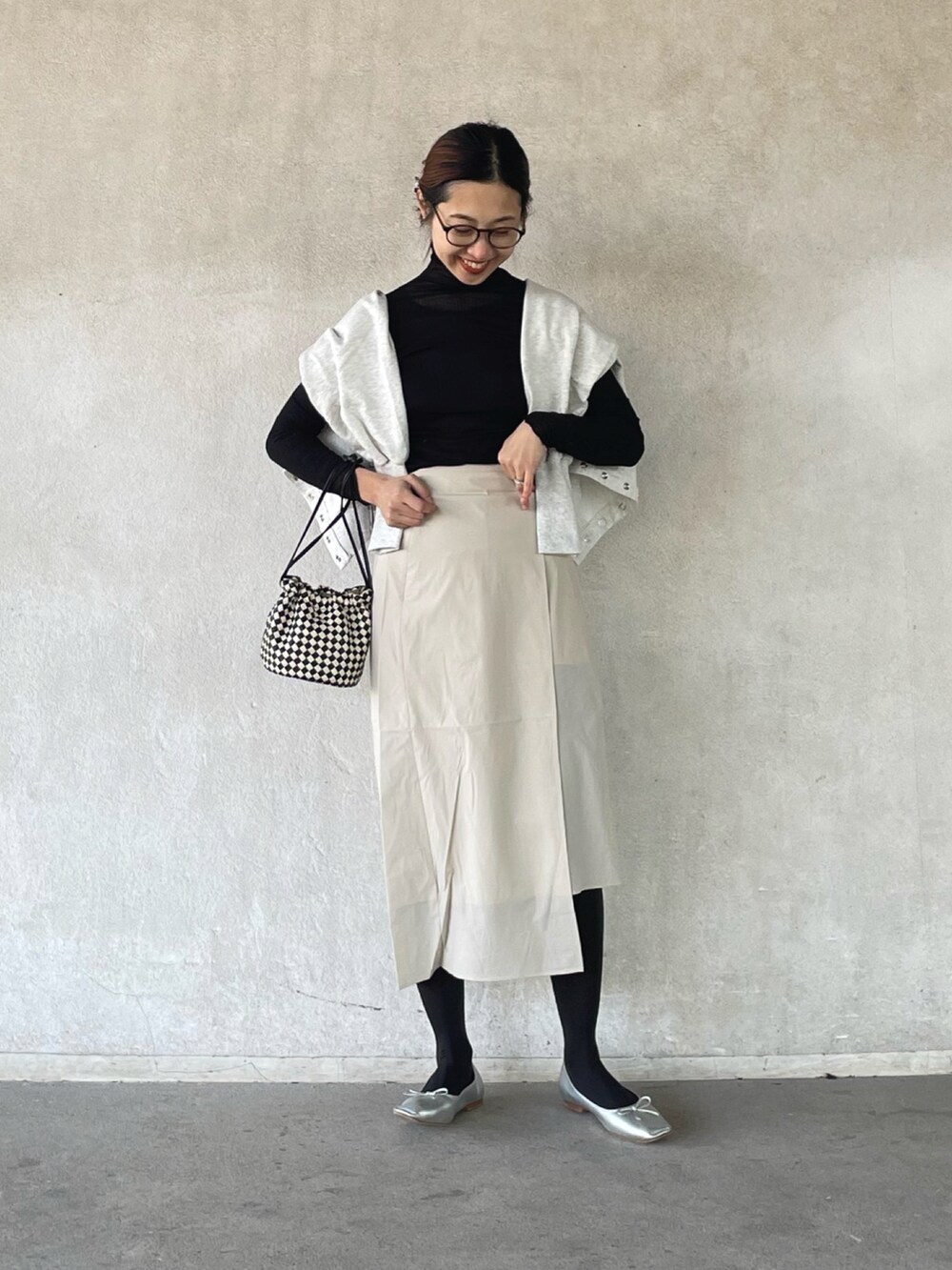 「モノトーン、M2SQUARED、ALWAYS GOOD TIME、SENSEOFPLACE、Uiscel、ユイセル、PR、apretro、アプレトロ、カーディガン、巾着バッグ、スクエアトゥ、バレエシューズ、シルバーシューズ」｜「M2SUQAREDの【M2SUQARED/ｴﾑﾂｰｽｸｴｱ】シアータートルネックニットソー（Tシャツ/カットソー、ブラック系）」を使った、yukariさん（レディース・168cm）の冬コーディネートの4枚目の写真