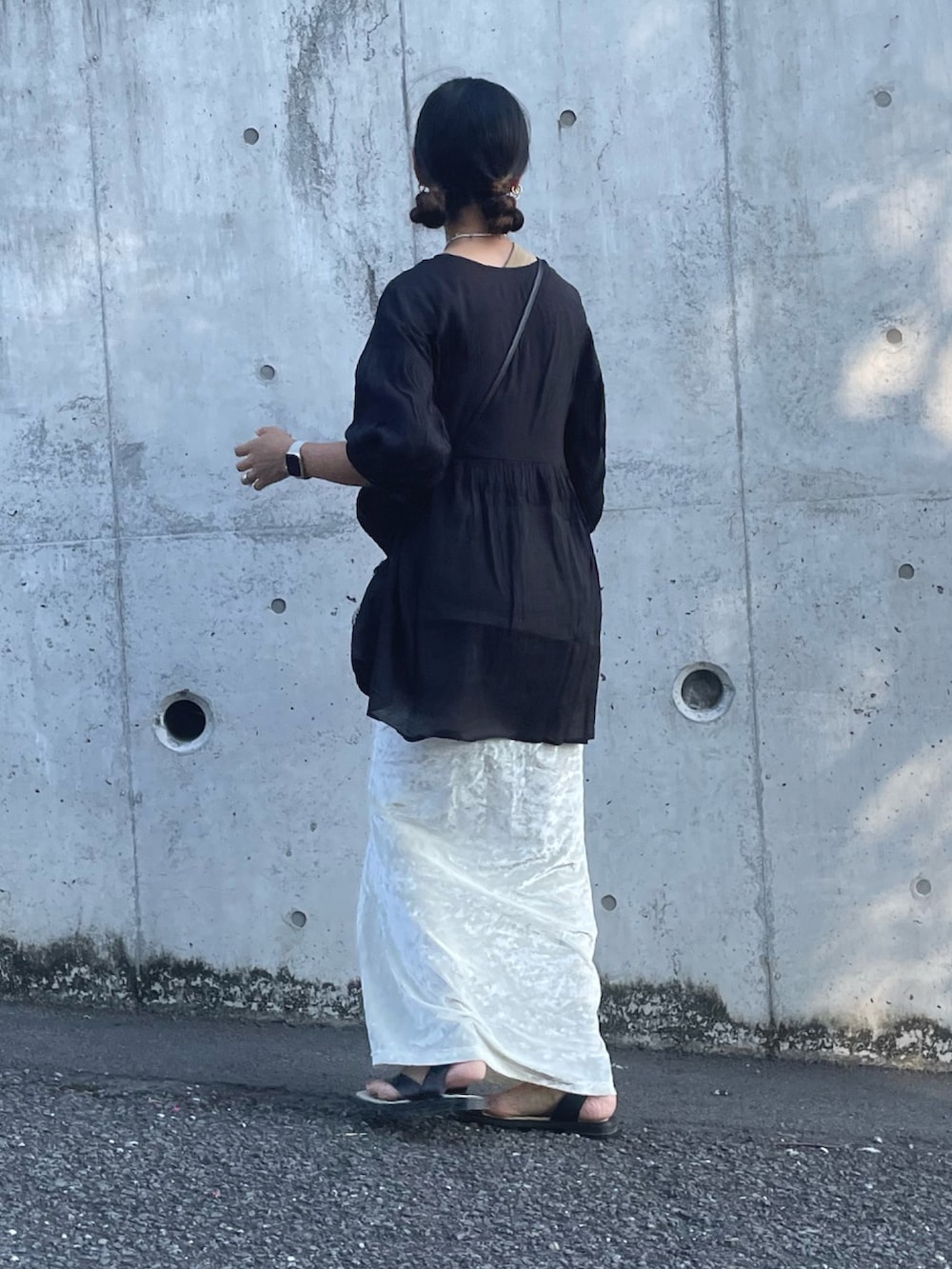 ブラック系のシャツ/ブラウス、ホワイト系のスカート、ブラック系のショルダーバッグを着用したレディースの夏コーディネートの2枚目の写真