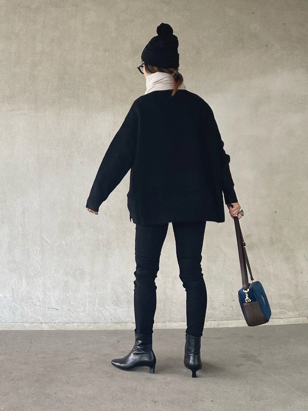 「alpha、USポロ、ニット帽、マフラーぐるぐる、Lee、alpha_industries、alpha_industries_japan」｜「ALPHAのB-3フェイクムートン オーバーサイズ（ムートンコート、ブラック系）」を使った、yukariさん（レディース・168cm）の秋コーディネートの4枚目の写真