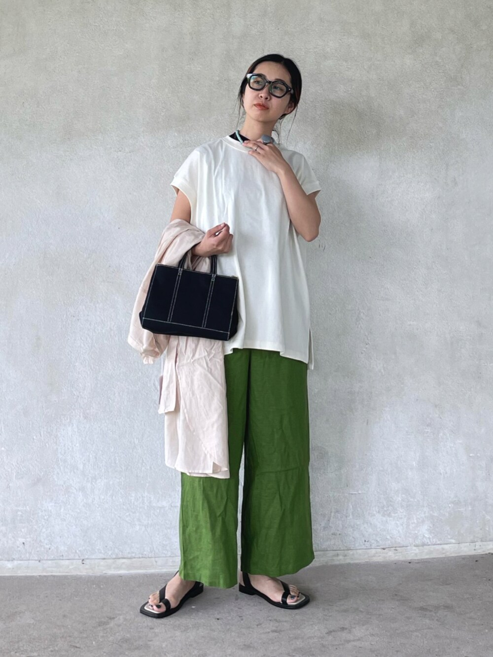 「シャツワンピ、シャツワンピース、russet、ラシット、カラーパンツ、レイヤードスタイル、トートバッグ、サンダル、ゆるコーデ、休日スタイル、春夏コーデ、夏ワンピ」|「russetの<SHOPPER>キャンバストートバッグ S/CE-241(ハンドバッグ、ブラック系)」を使った、yukariさん(レディース・168cm)の春コーディネートの5枚目の写真