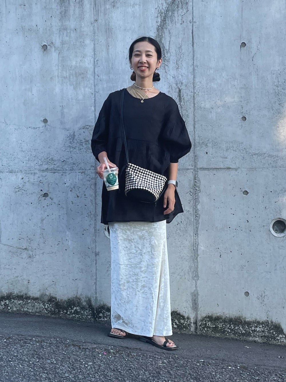 ブラック系のシャツ/ブラウス、ホワイト系のスカート、ブラック系のショルダーバッグを着用したレディースの夏コーディネートの3枚目の写真