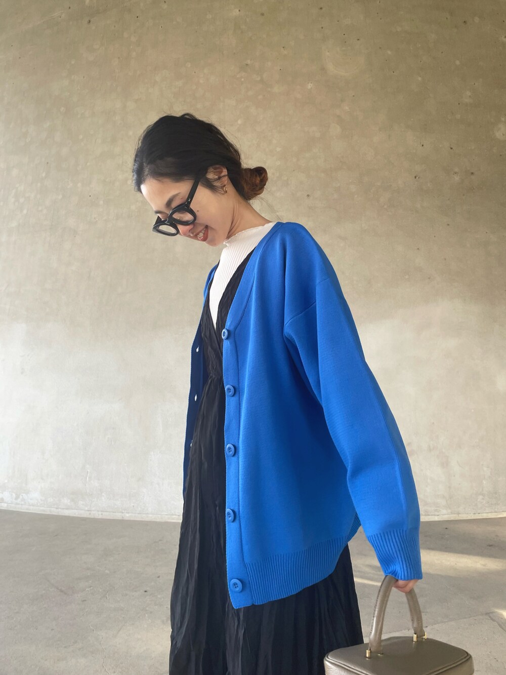 「カーディガン、ブルー、ミュール、厚底サンダル、ロングワンピース、春コーデ、ワンピース、メガネ女子、休日スタイル、シンプルコーデ、wcloset、wclo_snap、ANGIE VINTAGE」｜「ANGIEの【前後2WAY】スポンジニットVネックカーディガン（カーディガン/ボレロ、ブルー系）」を使った、yukariさん（レディース・168cm）の春コーディネートの5枚目の写真