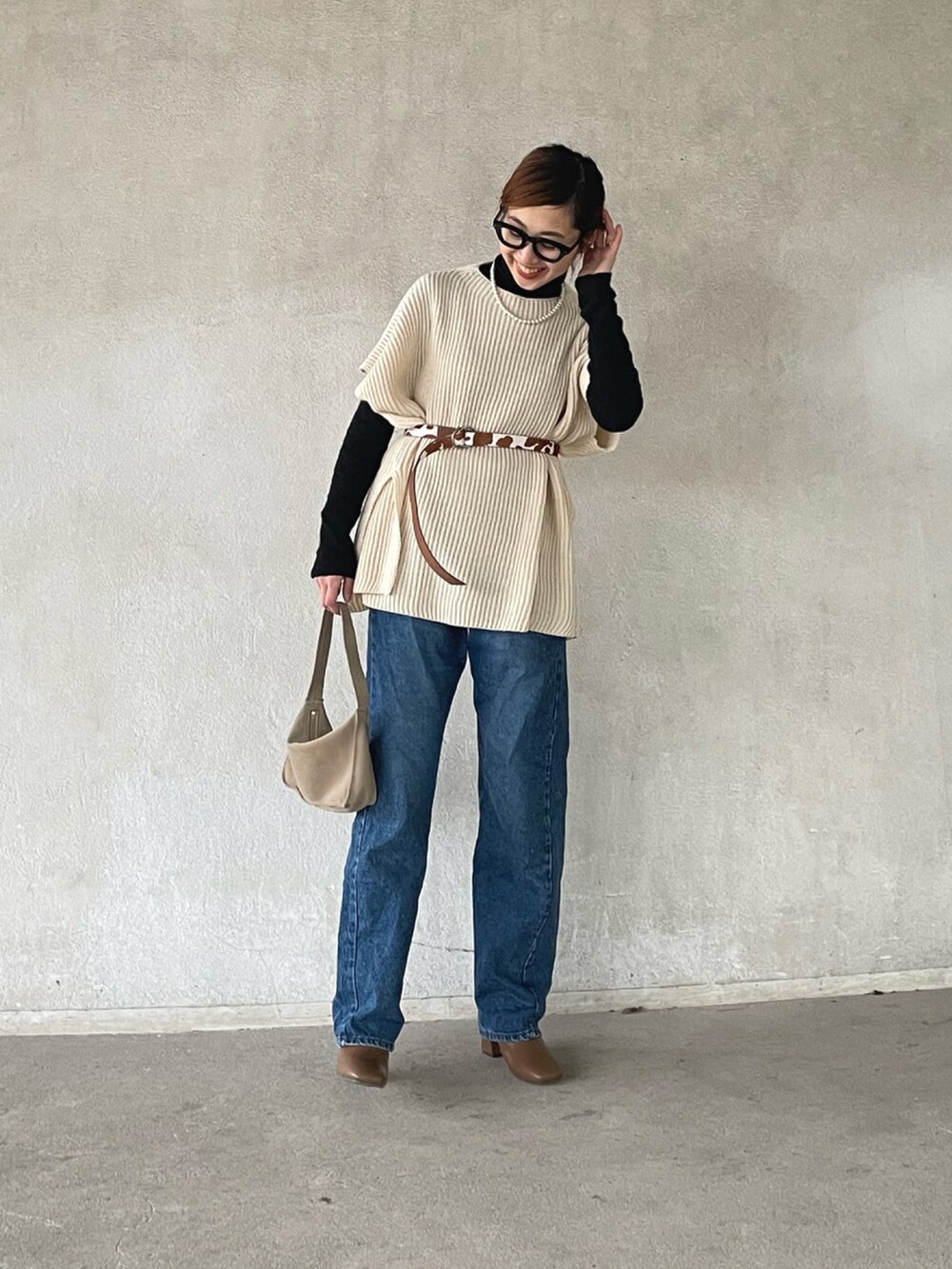 「M2SQUARED、ALWAYS GOOD TIME、レイヤードスタイル、きれいめカジュアル、デニム、ニットベスト、ベスト、ウエストマーク、カウ柄、chiiiibag、byあしながおじさん、byあしながおじさんの靴、足が痛くならない靴、メガネ女子」|「M2SUQAREDの【M2SUQARED/エムツースクエア】サイドスリットモールニット ベスト(ニット/セーター、ホワイト系)」を使った、yukariさん(レディース・168cm)の冬コーディネートの2枚目の写真