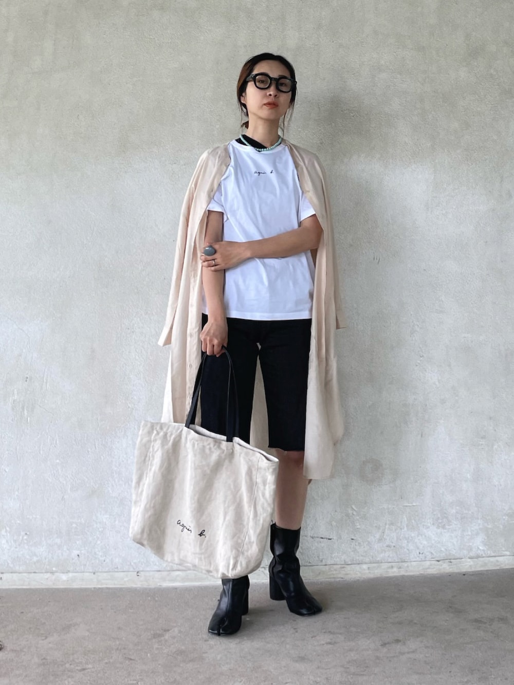 「ロゴT、トートバッグ、シャツワンピ、シャツワンピース、モノトーンコーデ、大人カジュアル、夏ワンピ、agnesb、アニエスベー、アニエスベーTシャツ、アニエスベートート、ITEMS URBANRESEARCH、アイテムズアーバンリサーチ、きれいめカジュアル、ハーフパンツ」｜「agnes b.のS179 TS ロゴTシャツ（Tシャツ/カットソー、ホワイト系）」を使った、yukariさん（レディース・168cm）の春コーディネートの5枚目の写真