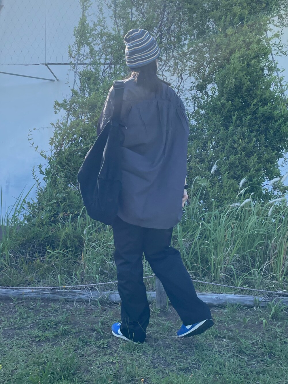 グレー系のシャツ/ブラウス、その他のカーゴパンツ、ブラック系のショルダーバッグを着用したレディースの夏コーディネートの2枚目の写真