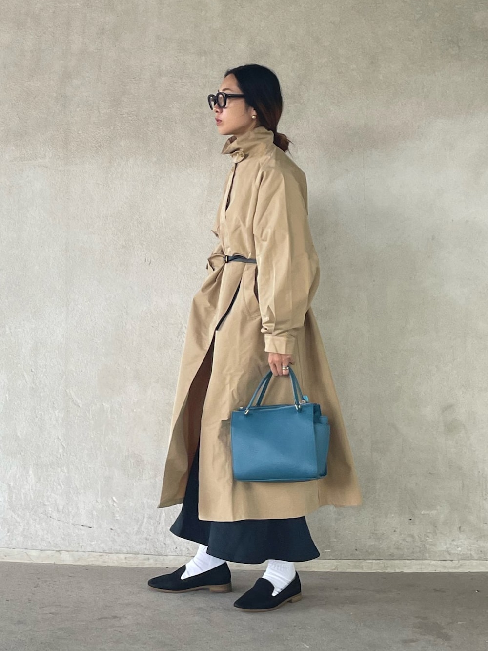 「秋コーデ、シンプルコーデ、大人カジュアル、ロングコート、ウエストマーク、メガネ女子、ローファー、apretro、clarks、細ベルト、白ソックス、ボストンバッグ、chiiiibag、ch!iiibag」｜「ap retroのステンカラースタンドロングコート　タマムシコート（ステンカラーコート、ベージュ系）」を使った、yukariさん（レディース・168cm）の秋コーディネートの4枚目の写真