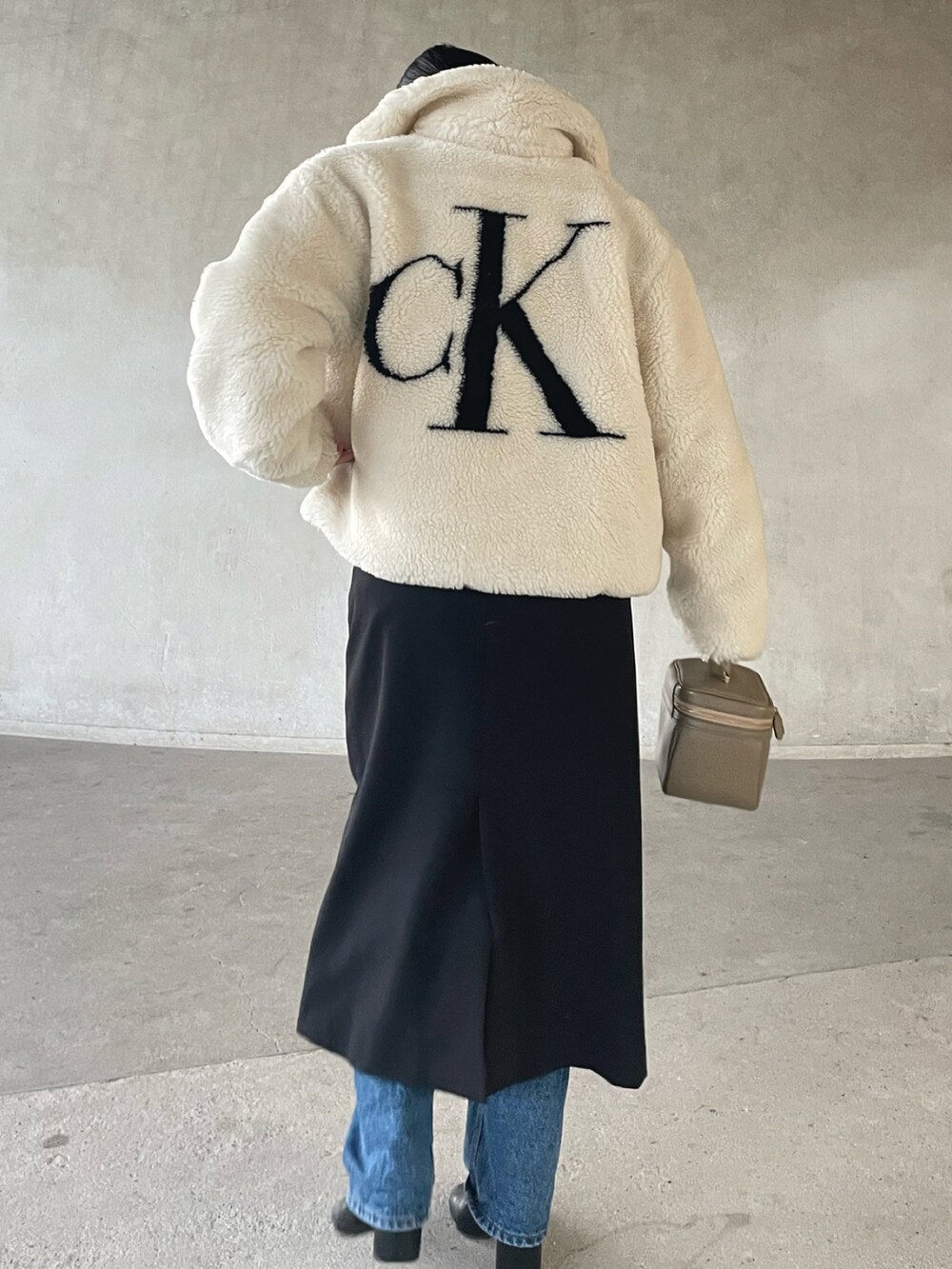 「calvinklein、カルバンクライン、renorm、リノーム、ワンピース、レイヤードスタイル、ボアジャケット、ボアブルゾン、メガネ女子、秋冬コーデ、ハンドバッグ、ショートブーツ、大人カジュアル、ビッグシルエット、オーバーサイズ」｜「Calvin Kleinのバックモノグラム シェルパジャケット（その他アウター、ホワイト系）」を使った、yukariさん（レディース・168cm）の秋コーディネートの4枚目の写真