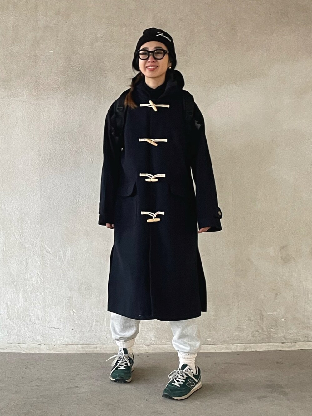 ブルー系のダッフルコート、グレー系のスウェットパンツ、グリーン系のスニーカーを着用したレディースの冬コーディネートの5枚目の写真