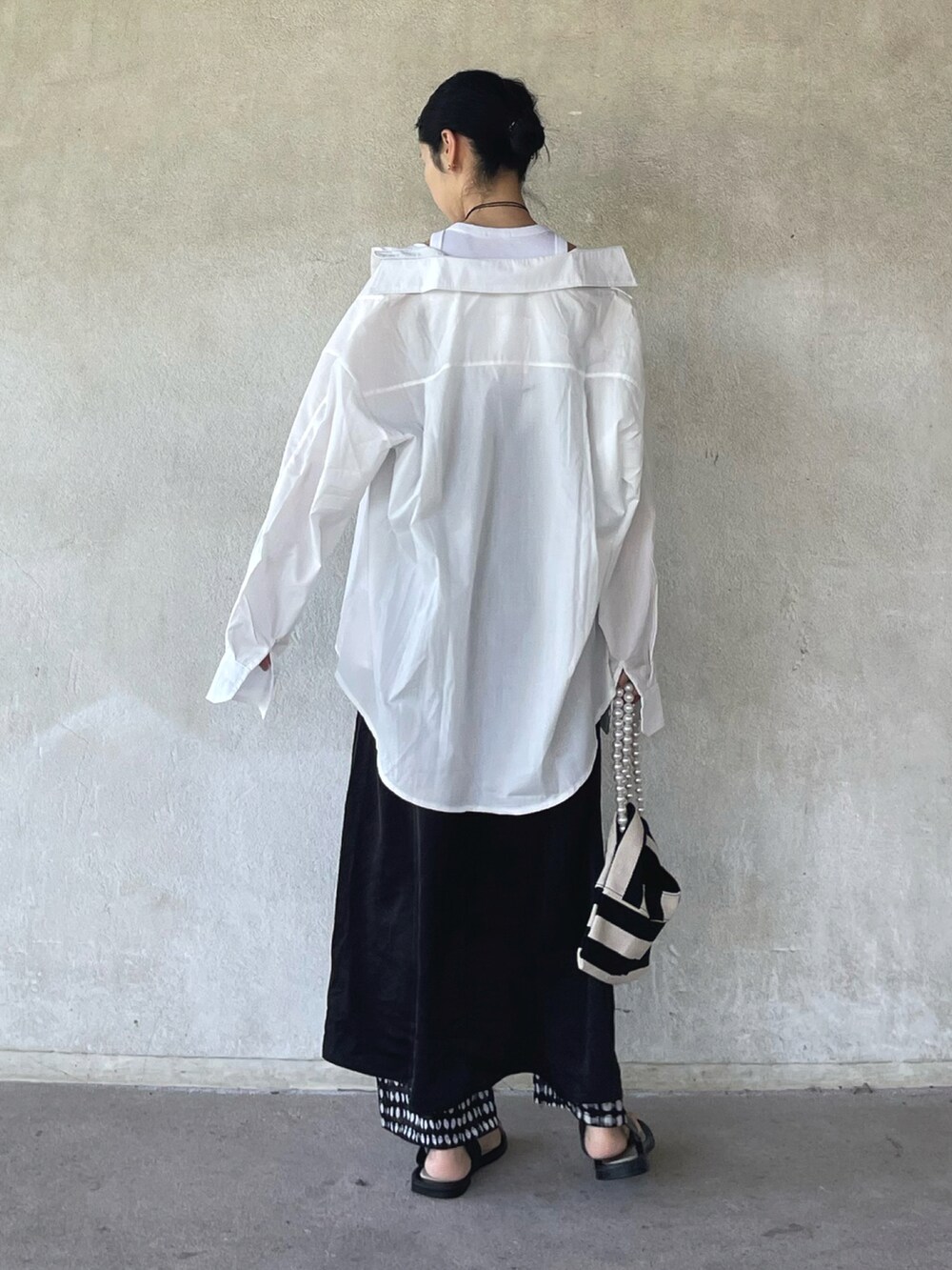 ホワイト系のシャツ/ブラウス、ブラック系のワンピース、ブラック系のパンツを着用したレディースの夏コーディネートの5枚目の写真