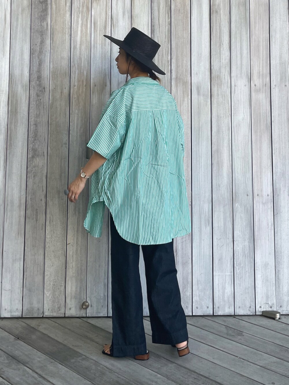 「大人カジュアル、chacocloset、チャコクローゼット、メンズライク、半袖シャツ、PR、ストローハット、サンダル、サヴァサヴァ、サヴァサヴァの靴、足が痛くならない靴、サロペット、シャツスタイル、レイヤードスタイル」|「Chaco closetのオーバーサイズメンズライクレギュラーカラー半袖シャツ/ストライプシャツ(シャツ/ブラウス、グリーン系)」を使った、yukariさん(レディース・168cm)の夏コーディネートの3枚目の写真