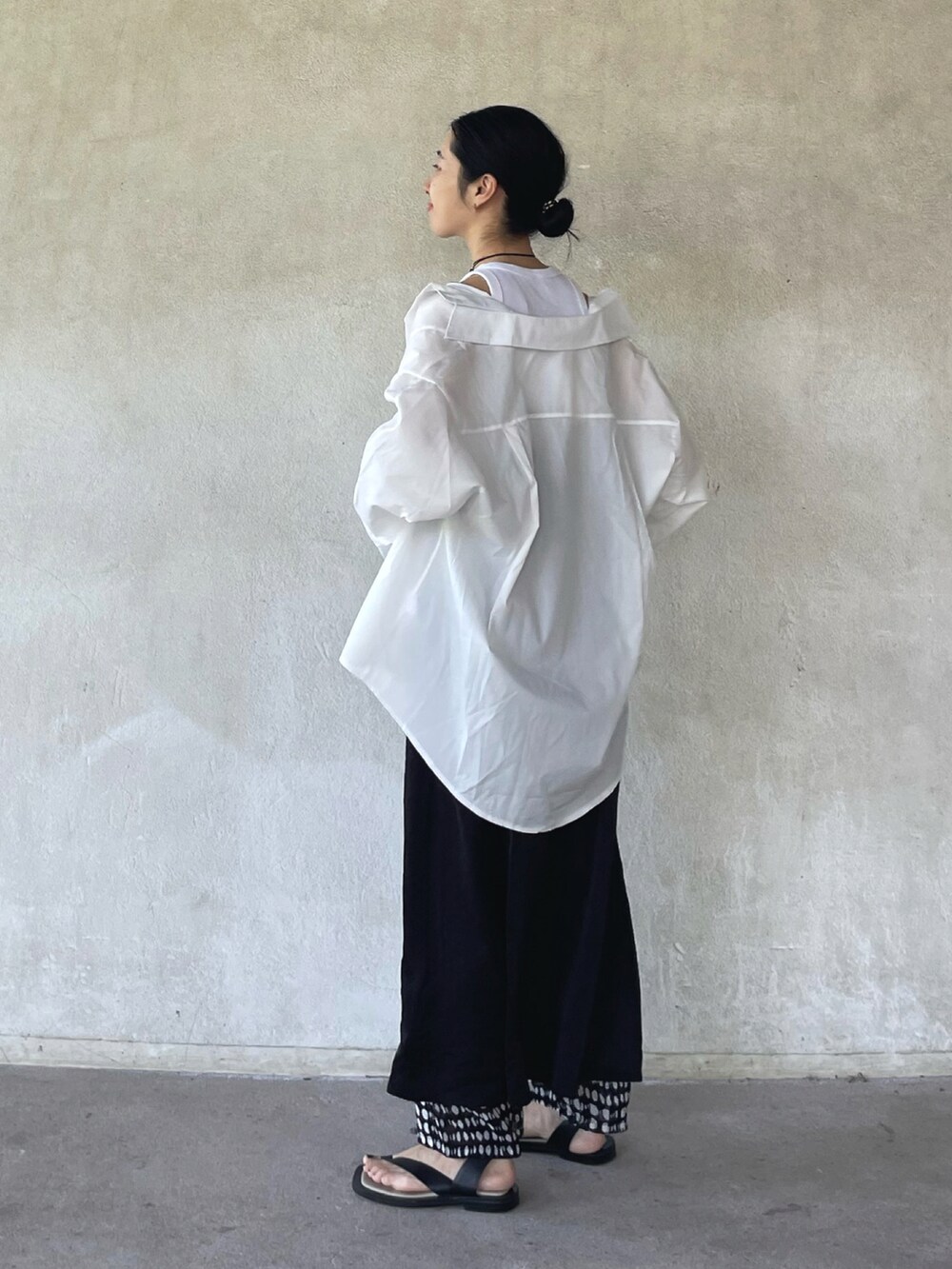 ホワイト系のシャツ/ブラウス、ブラック系のワンピース、ブラック系のパンツを着用したレディースの夏コーディネートの2枚目の写真