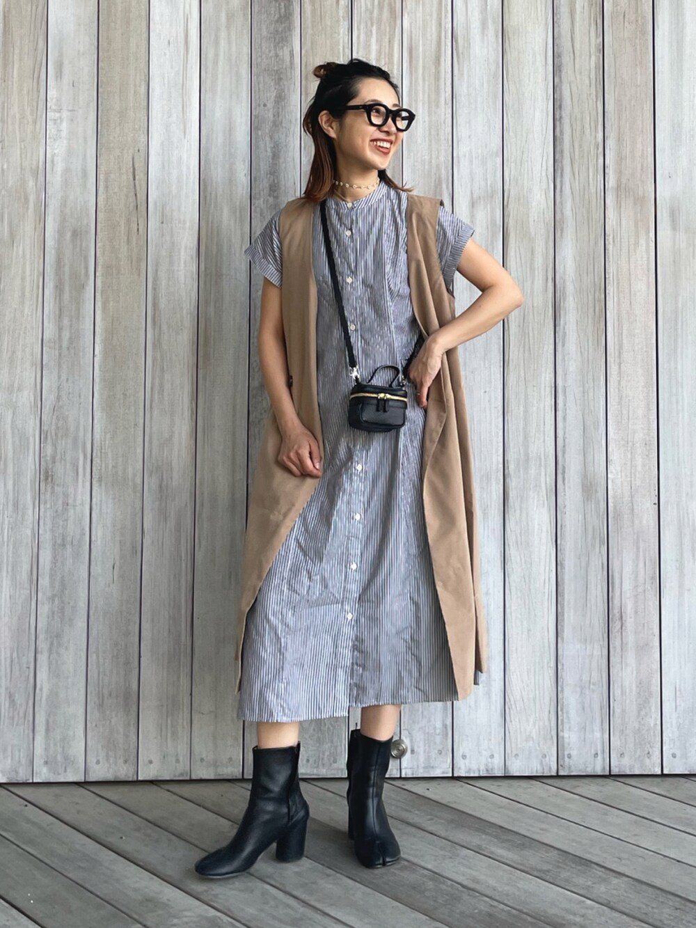 「ジレ、ロングワンピース、レイヤードスタイル、シャツワンピ、ショートブーツ、春夏コーデ、ミニバッグ、chiiiibag、大人カジュアル、メガネ女子、きれいめカジュアル、ロングベスト、ロングジレ」｜「UR Lab.の『UR TECH Smart Linen Touch』ウエストタックフレンチワンピース（ワンピース、ブラック系）」を使った、yukariさん（レディース・168cm）の春コーディネートの5枚目の写真