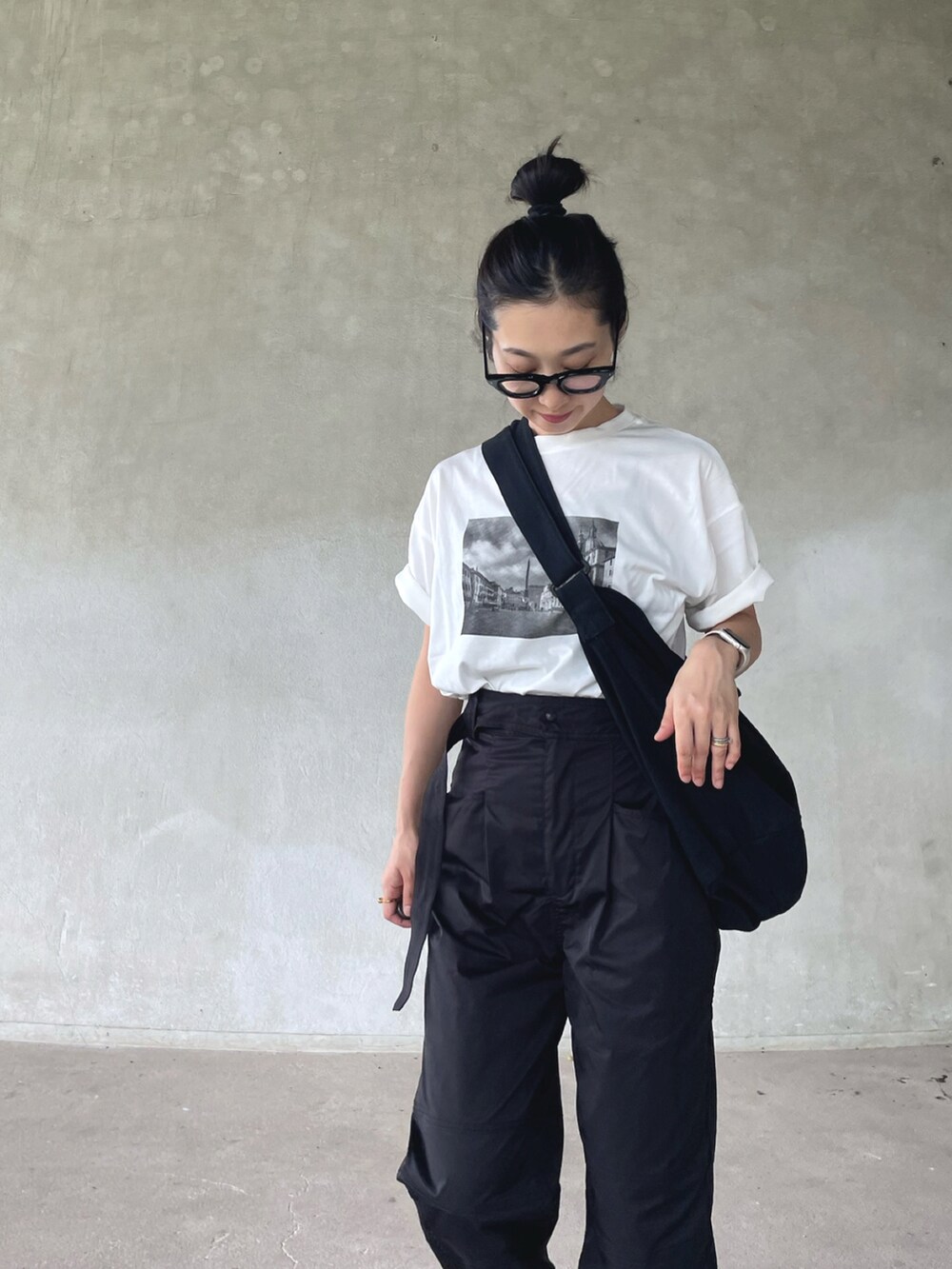 ホワイト系のTシャツ/カットソー、その他のカーゴパンツ、ブラック系のショルダーバッグを着用したレディースの夏コーディネートの4枚目の写真