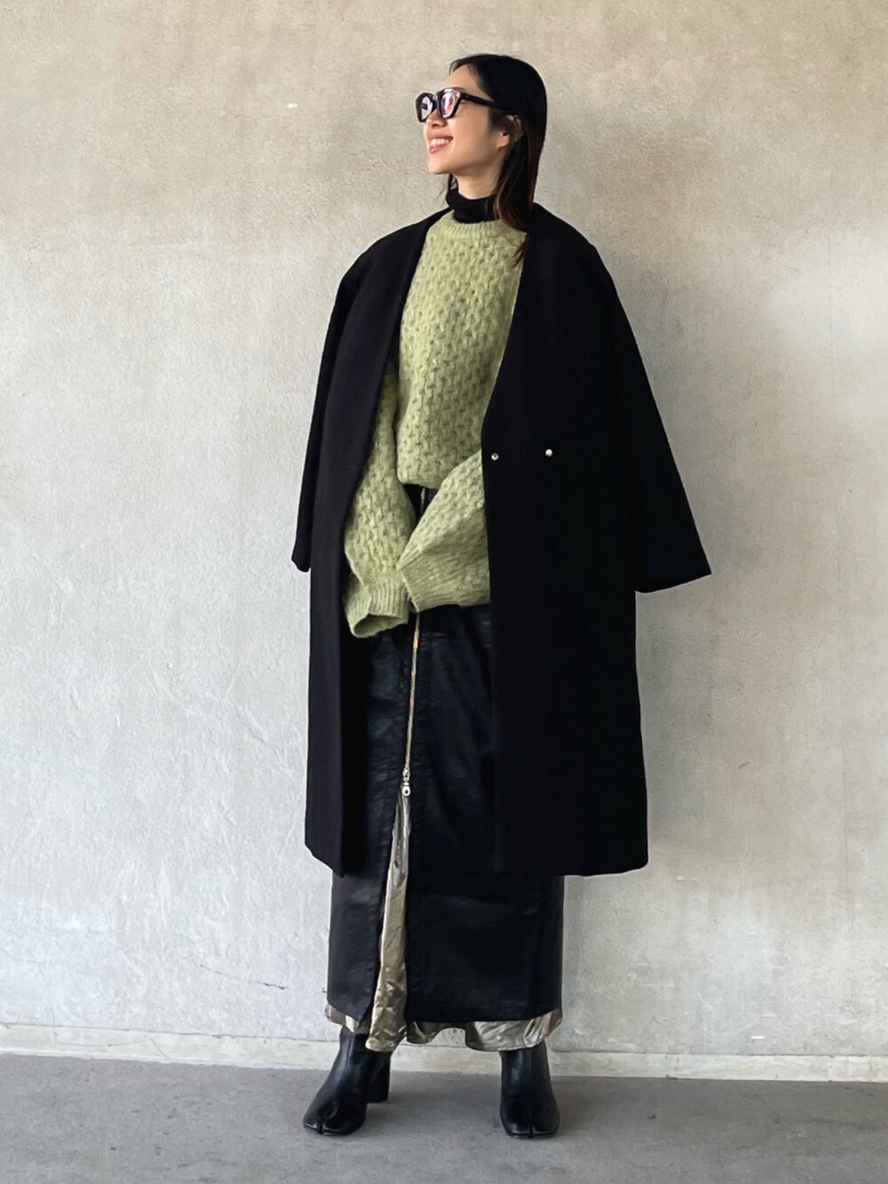 「ナノユニバース、nanouniverse、これナノ、ニット、レイヤードスタイル、きれいめカジュアル、クリスマスに着たい服、大人カジュアル、メガネ女子、ロングコート、冬コーデ、セーター、冬アウター」｜「NANO universeのLB.04/Vネックノーカラーコート（ノーカラーコート、ブラック系）」を使った、yukariさん（レディース・168cm）の冬コーディネートの5枚目の写真