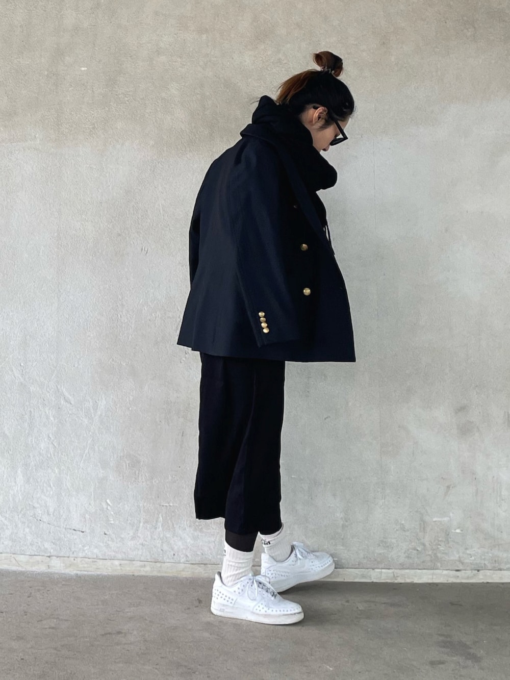 「秋冬コーデ、ロゴスウェット、マフラーぐるぐる、マフラー、エアフォースワン、NIKE、白スニーカー、スニーカーコーデ、スニーカー、レイヤードスタイル、ブレザー、アニエスベー、agnesb」|「To b. by agnes b.のWT35 PULLOVER スリーレイヤードロゴプルオーバー(スウェット、ホワイト系)」を使った、yukariさん(レディース・168cm)の冬コーディネートの2枚目の写真