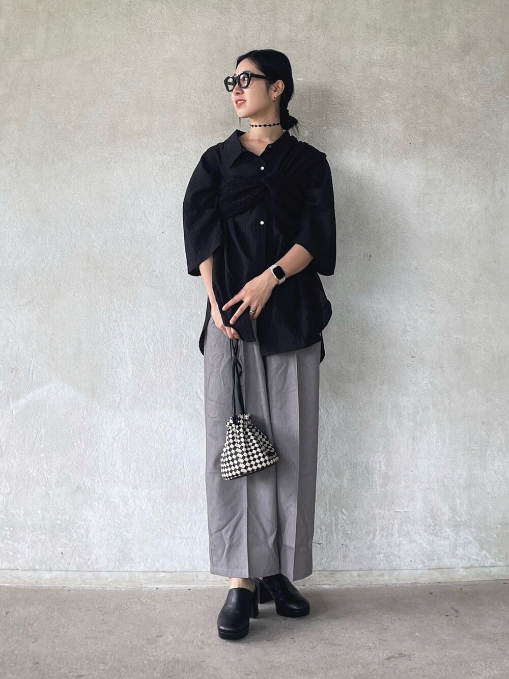 ブラック系のシャツ/ブラウス、ブラック系のその他トップス、グレー系のその他パンツを着用したレディースの夏コーディネートの2枚目の写真