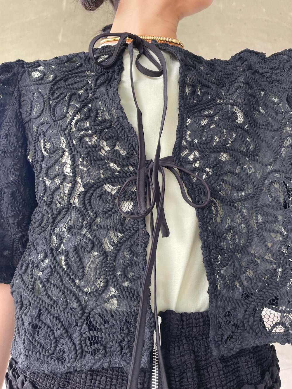 ブラック系のシャツ/ブラウス、ブラック系のスカート、ブラック系のショルダーバッグを着用したレディースの夏コーディネートの5枚目の写真