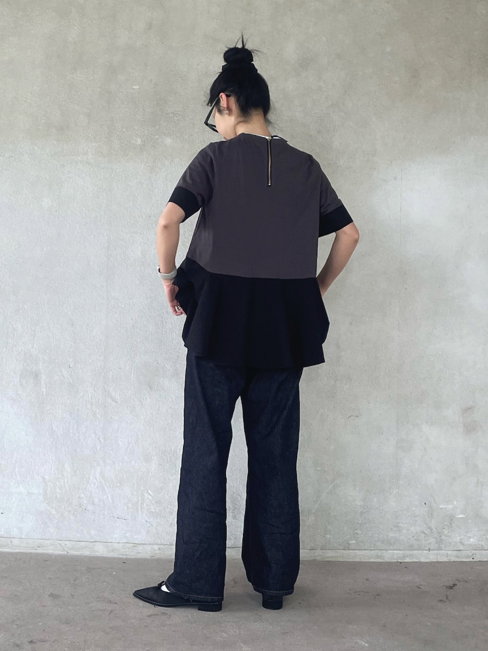 グレー系のTシャツ/カットソー、ブルー系のデニムパンツ、ブラック系のパンプスを着用したレディースの夏コーディネートの2枚目の写真