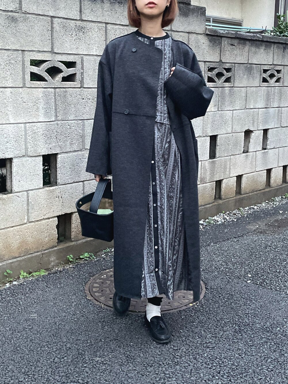 「ワンピース、ローファー、オールブラック、冬コーデ、モノトーン、大人カジュアル、ノーカラーコート、ロングワンピース、柄ワンピース、秋コーデ、高身長女子、秋冬コーデ」｜「CIENAのノーカラーリバーシブルロングコート（ノーカラーコート、グレー系）」を使った、yukariさん（レディース・168cm）の秋コーディネートの2枚目の写真