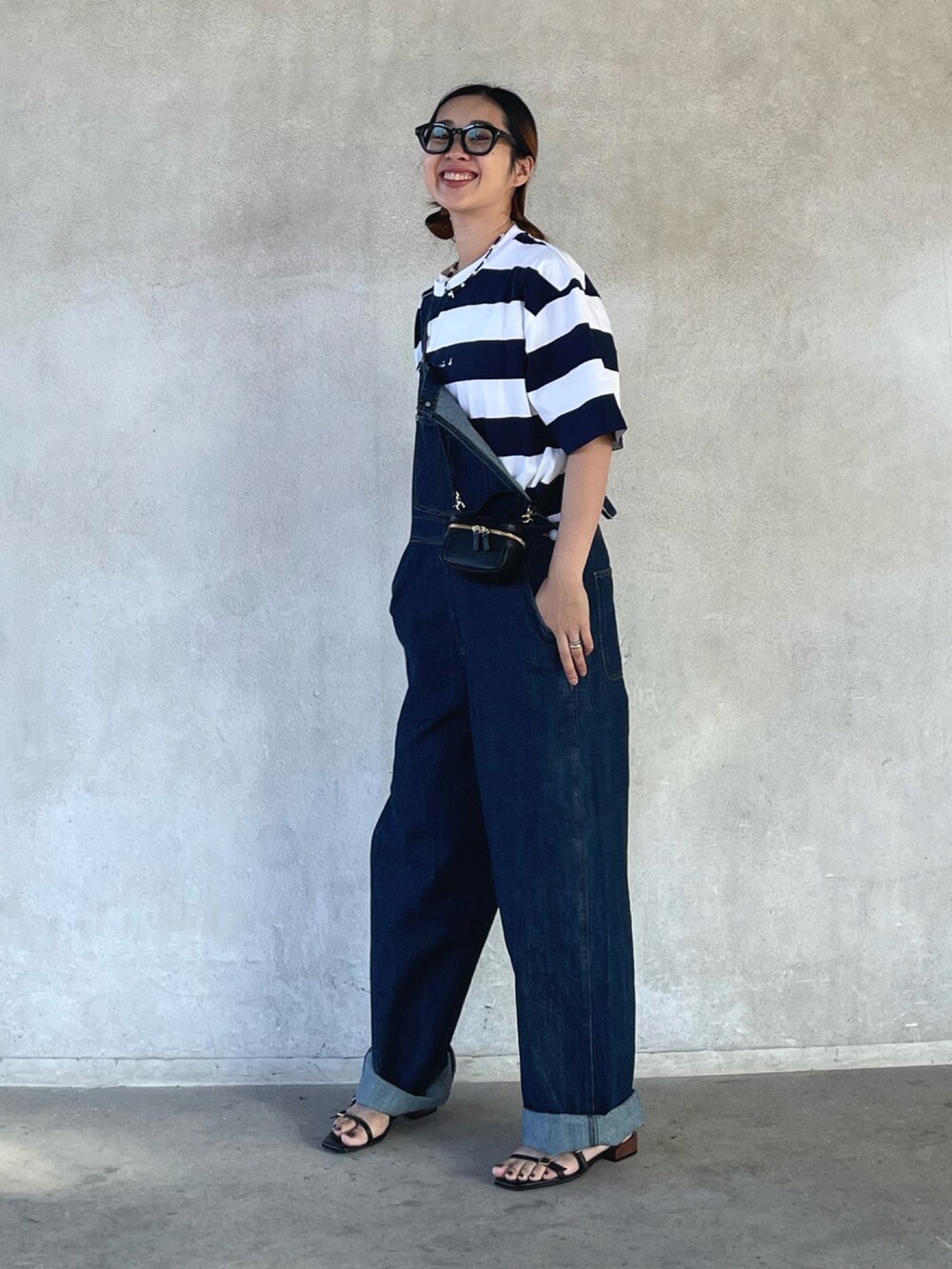 ブルー系のTシャツ/カットソー、ブルー系のサロペット/オーバーオール、ブラック系のサンダルを着用したレディースの夏コーディネートの3枚目の写真