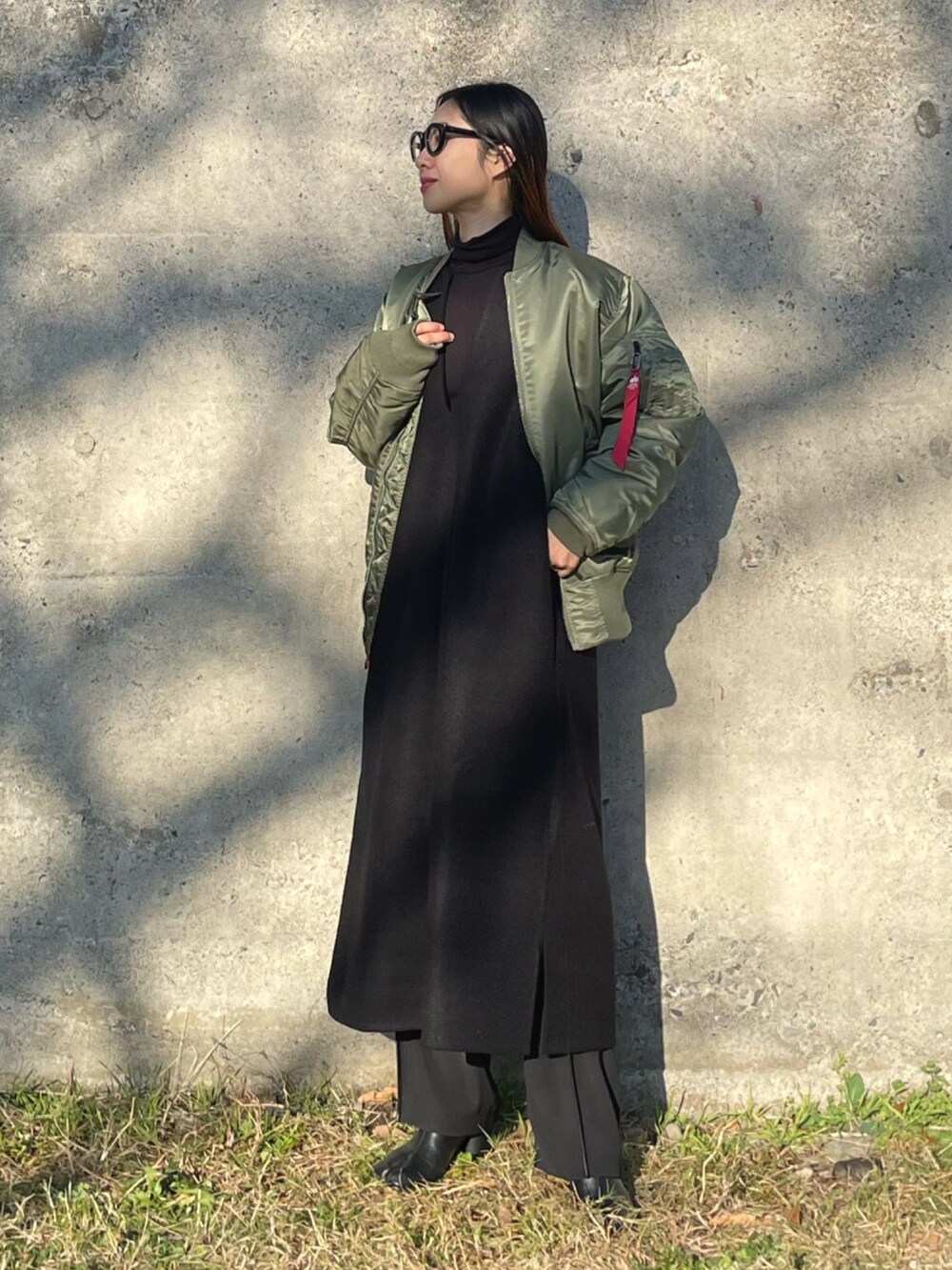 「セレクトモカ(select MOCA)、selectmoca、alpha、alpha_industries_japan、alpha_industries、レイヤードスタイル、MA-1、ロングワンピース、モード、メガネ女子、大人カジュアル」｜「ALPHAのMA-1 CORE TALL(トールモデル)（MA-1、グリーン系）」を使った、yukariさん（レディース・168cm）の冬コーディネートの5枚目の写真