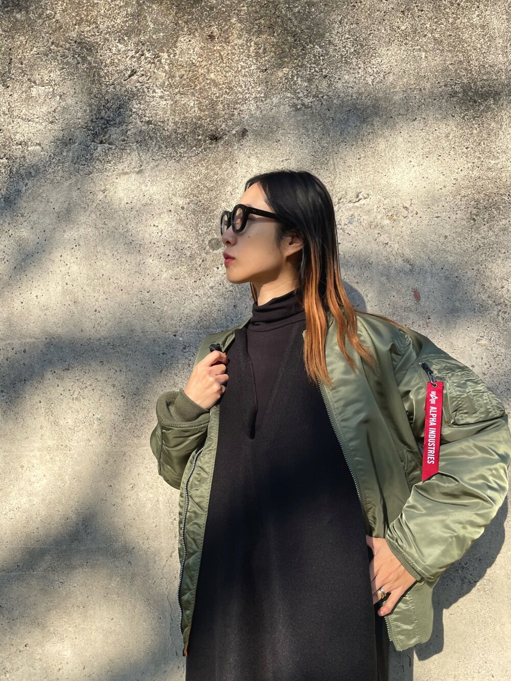 「セレクトモカ(select MOCA)、selectmoca、alpha、alpha_industries_japan、alpha_industries、レイヤードスタイル、MA-1、ロングワンピース、モード、メガネ女子、大人カジュアル」｜「ALPHAのMA-1 CORE TALL(トールモデル)（MA-1、グリーン系）」を使った、yukariさん（レディース・168cm）の冬コーディネートの3枚目の写真