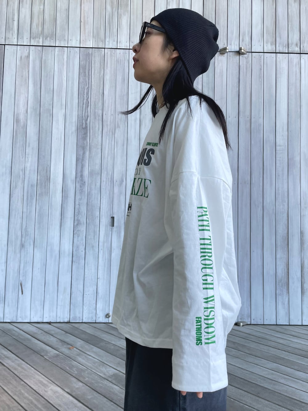 ホワイト系のTシャツ/カットソー、ブラック系のデニムパンツ、ブラック系のバレエシューズを着用したレディースの春コーディネートの2枚目の写真