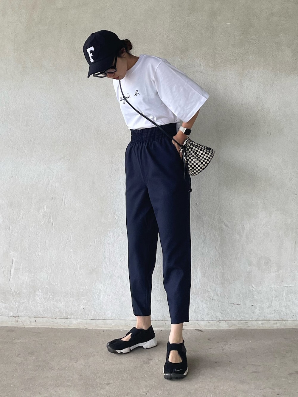 「お出かけコーデ日記、メガネ女子、ロゴT、アニエスベー、アニエスベーTシャツ、ロゴTシャツ、agnesb、ルタンリッシュ、ルタン女子、letempsriche、エアリフト、初夏コーデ、ショルダーバッグ、休日スタイル、白Tシャツ」｜「agnes b.のWEB限定 S137 TS YOKO Tシャツ（Tシャツ/カットソー、ホワイト系）」を使った、yukariさん（レディース・168cm）の春コーディネートの4枚目の写真