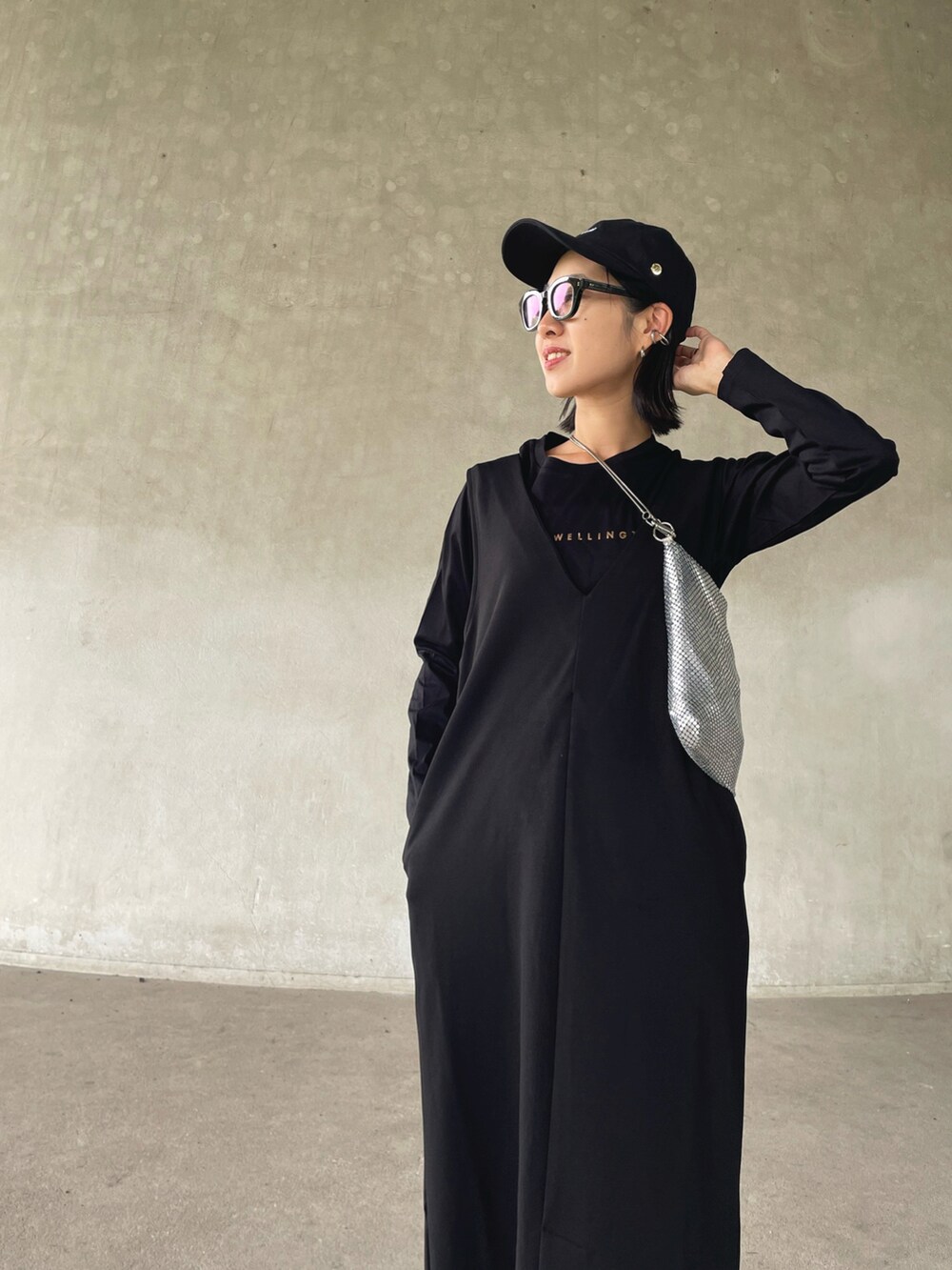 「ファッションを楽しもう、今日のコスメと服、ブラック、ロゴT、PR、danielwellington、uleula、uleula_2023aw、ウルア、休日スタイル、スニーカー、キャップ、メガネ女子、ロングワンピース、ジャンパースカート」｜「Daniel Wellingtonのストレッチ コットンクルーネック ロングスリーブTシャツ（Tシャツ/カットソー、ブラック系）」を使った、yukariさん（レディース・168cm）の秋コーディネートの4枚目の写真