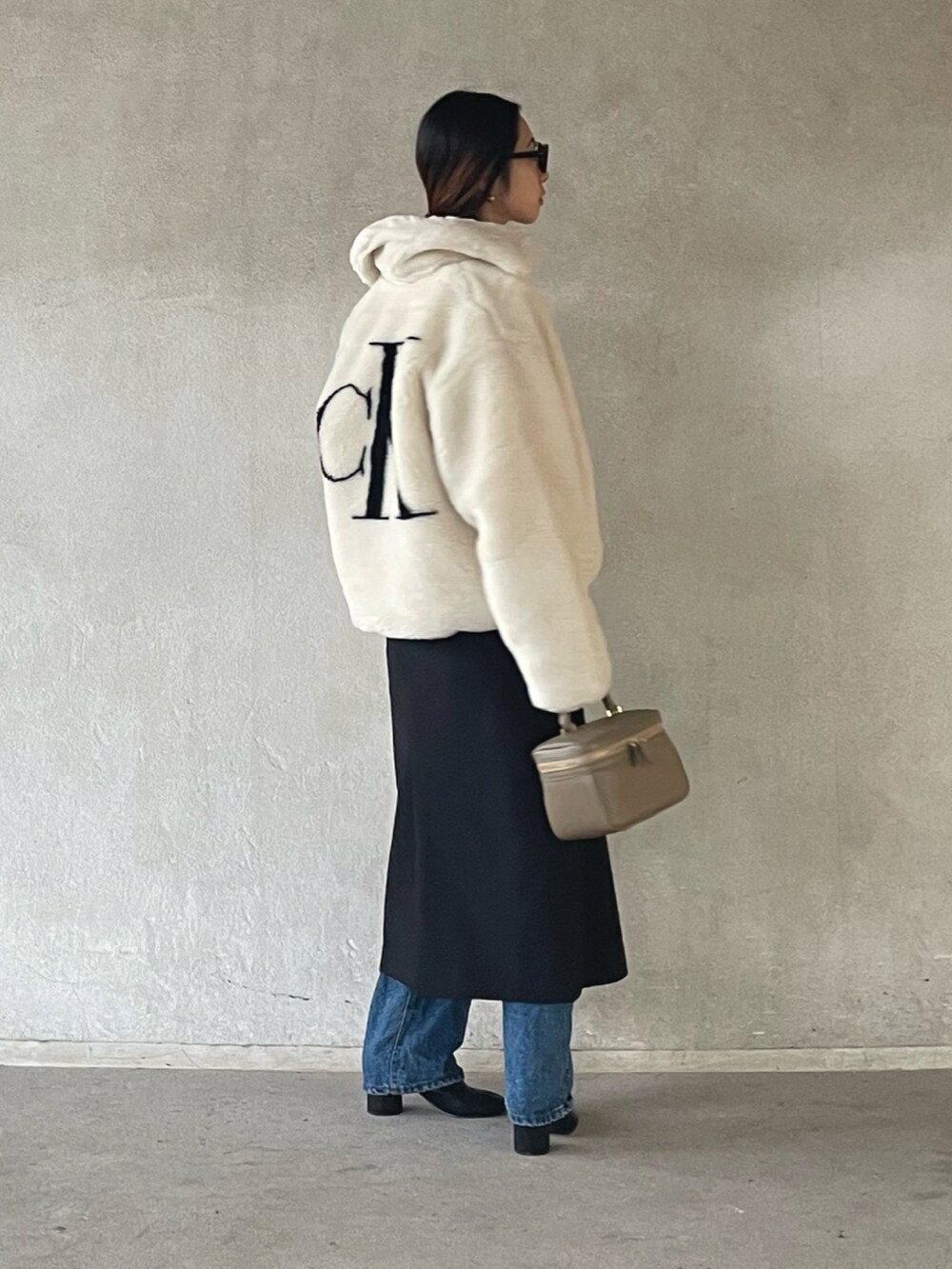「calvinklein、カルバンクライン、renorm、リノーム、ワンピース、レイヤードスタイル、ボアジャケット、ボアブルゾン、メガネ女子、秋冬コーデ、ハンドバッグ、ショートブーツ、大人カジュアル、ビッグシルエット、オーバーサイズ」｜「Calvin Kleinのバックモノグラム シェルパジャケット（その他アウター、ホワイト系）」を使った、yukariさん（レディース・168cm）の秋コーディネートの2枚目の写真
