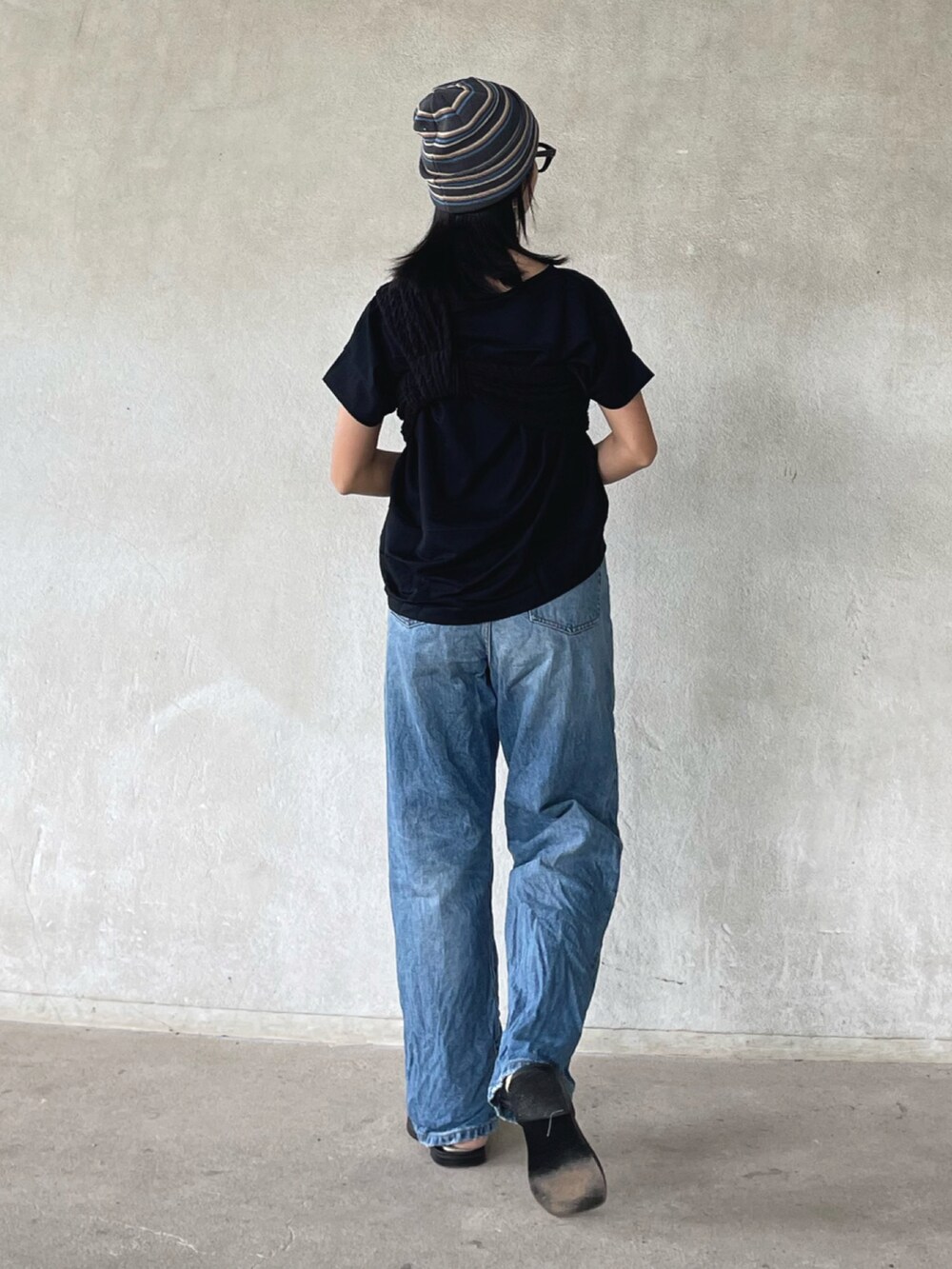 ブルー系のTシャツ/カットソー、ブラック系のその他トップス、グレー系のニットキャップ/ビーニーを着用したレディースの夏コーディネートの3枚目の写真