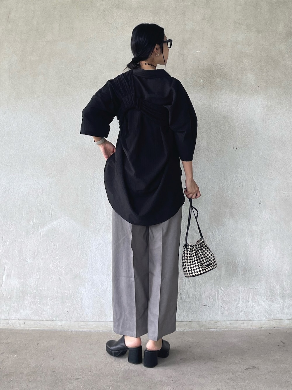 ブラック系のシャツ/ブラウス、ブラック系のその他トップス、グレー系のその他パンツを着用したレディースの夏コーディネートの4枚目の写真