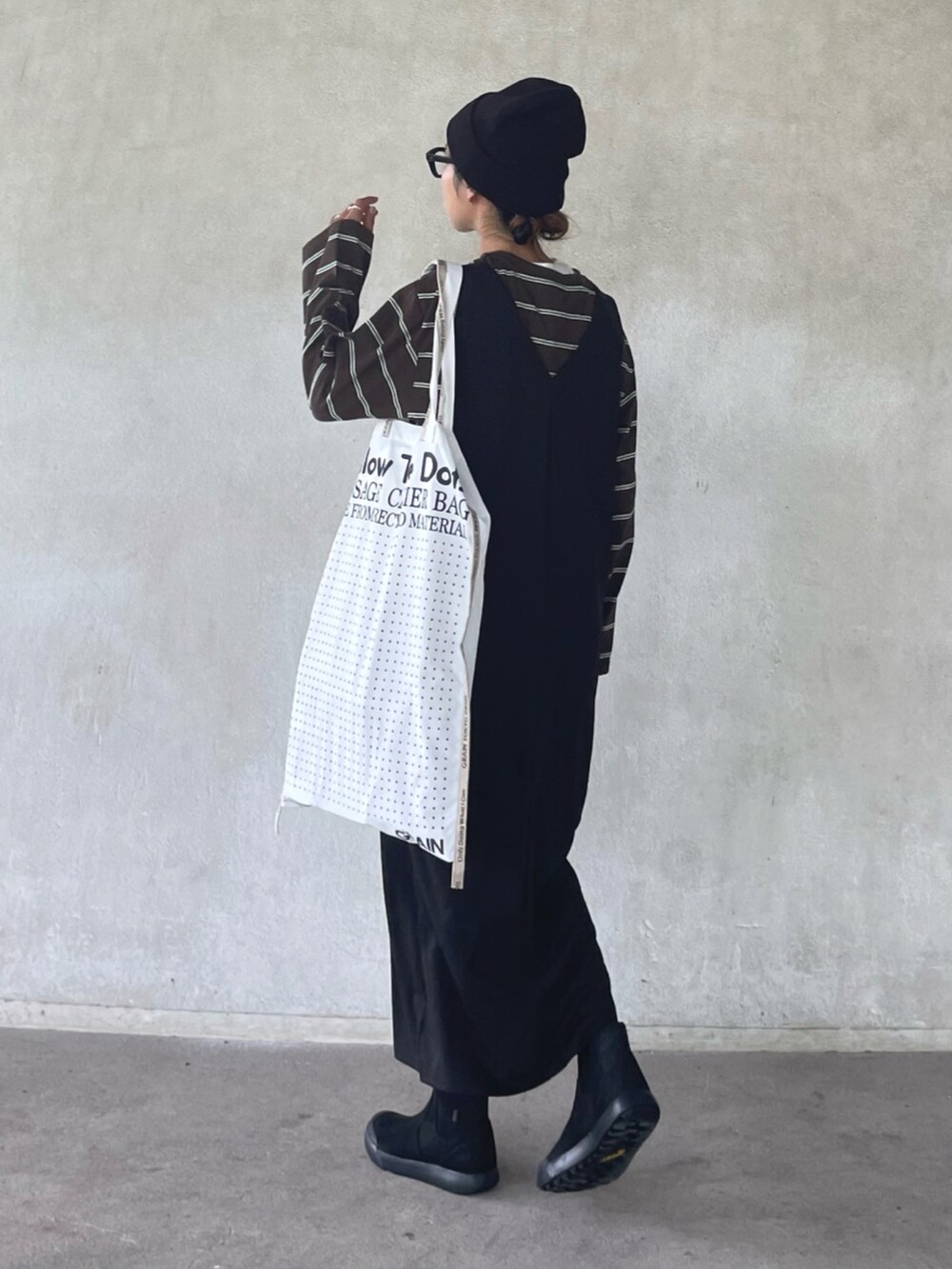 「LIFEisKEEN、ジャンパースカート、ブーツ、ニット帽、秋コーデ、秋服準備はじめました、ハンチ、HUNCH、PR、メガネ女子、トートバッグ、大人カジュアル、カジュアルコーデ」｜「hunchのヘビロテ確実、カジュアルだけじゃないボーダー柄オーバーチュニック（Tシャツ/カットソー、ブラウン系）」を使った、yukariさん（レディース・168cm）の秋コーディネートの2枚目の写真